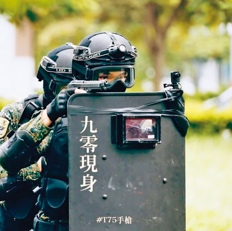 翁茂鍾出任警友會長，還拿下警政署防彈盾牌等多個標案。（示意圖，與翁得標案件無關，翻攝國防部發言人臉書）