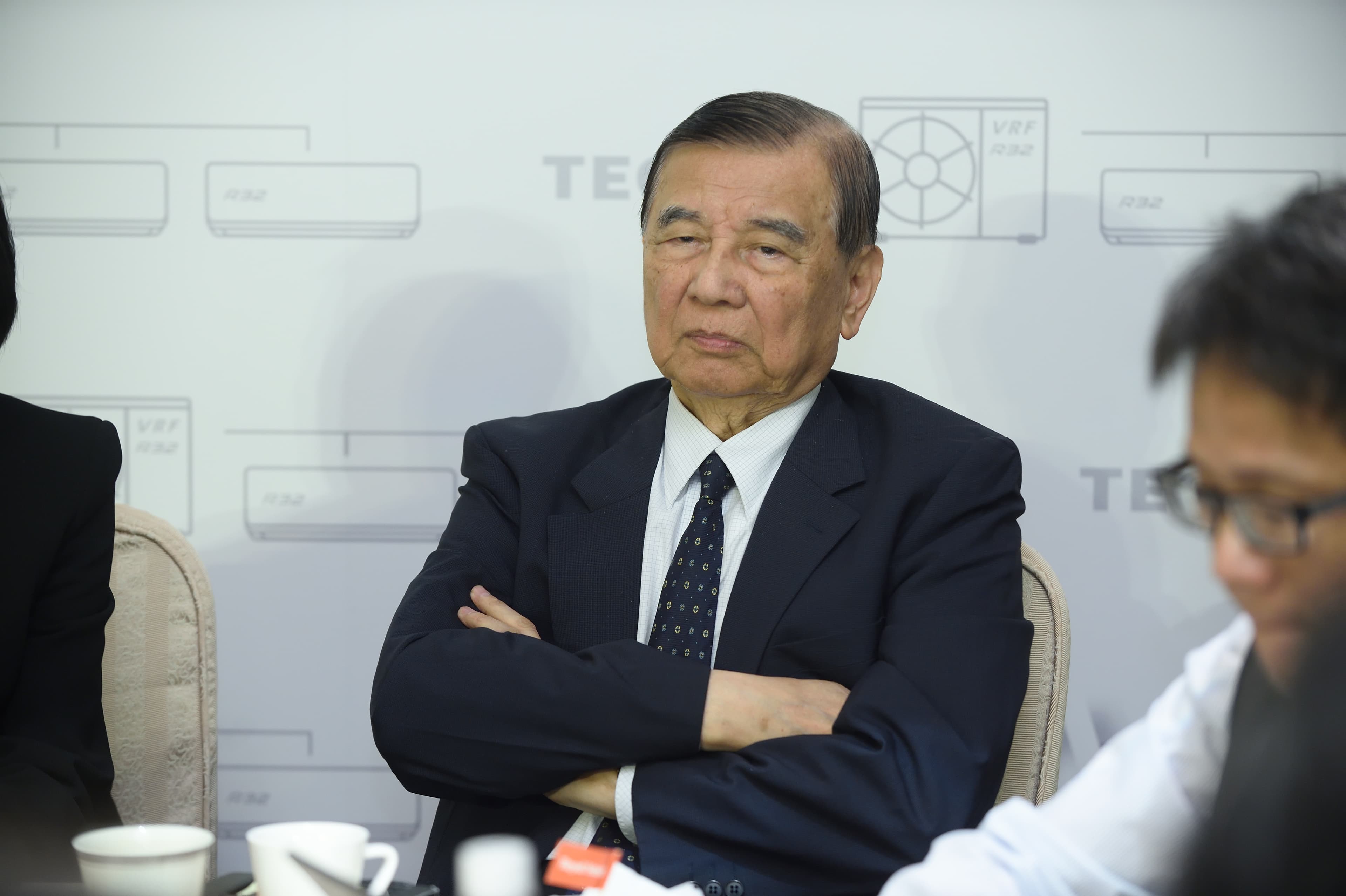 黃育仁選擇自由戀愛，讓一向傳統、權威的黃茂雄氣炸，甚至對黃育仁提出「經濟制裁」。