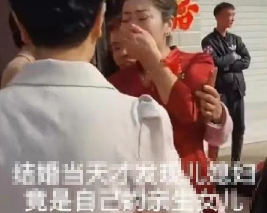 婦人激動的向親家母再三確認，追問後才確信媳婦是失散多年的女兒。（翻攝網易新聞）