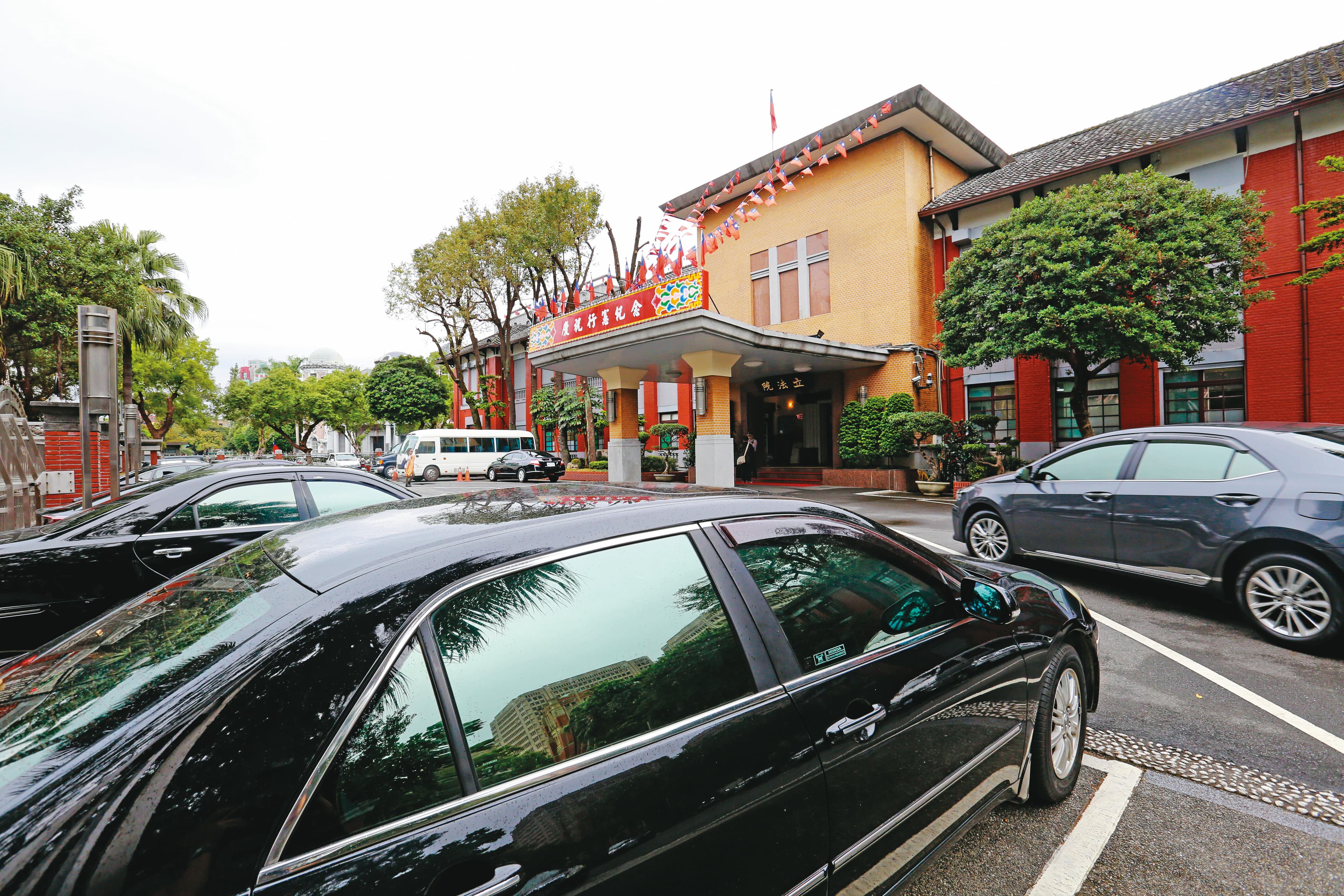 立法院去年爆發換車潮，共有12位朝野立委購置新車。