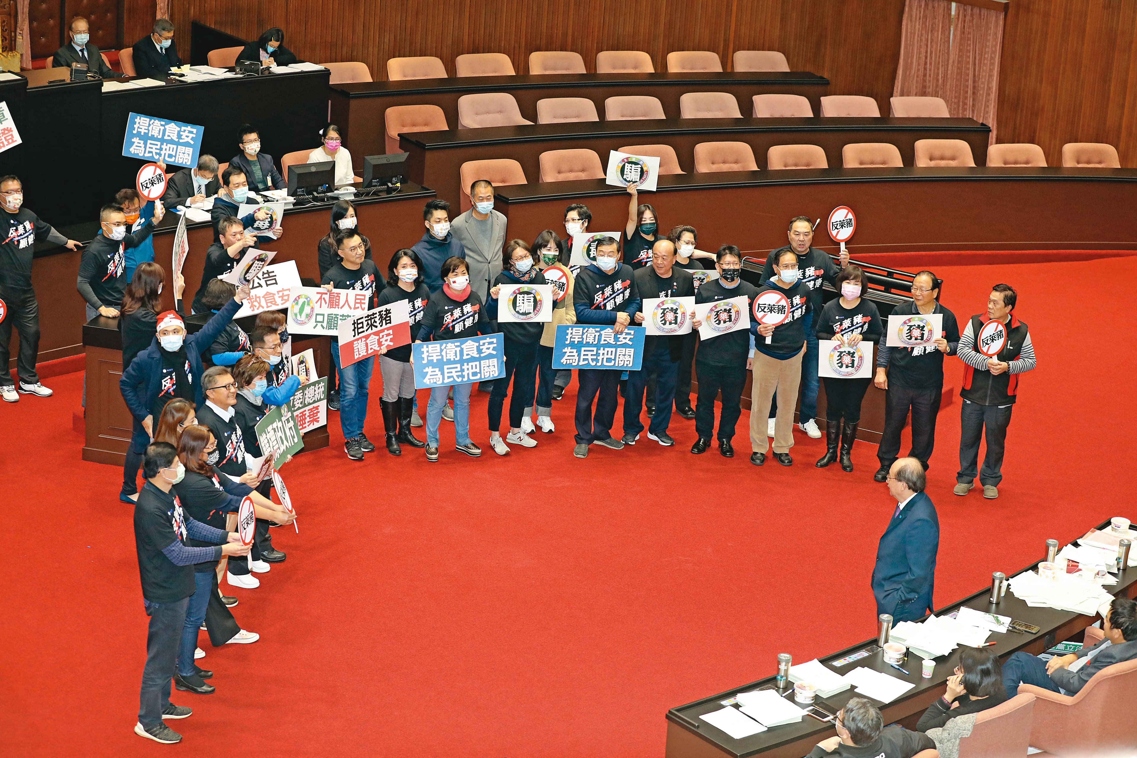 立委財產需定期向監察院申報後上網公告。圖為去年立院審議美豬進口時，國民黨立委在議場舉標語抗議場景。