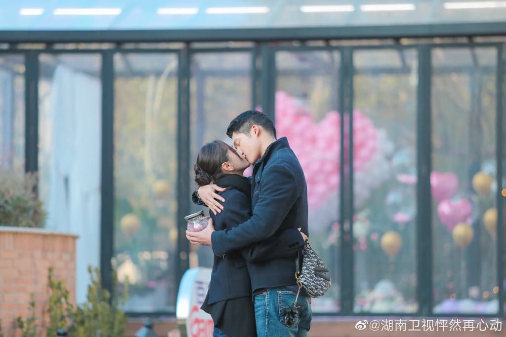 節目中王子文與吳永恩配對成功，2人擁吻閃瞎網友。（翻攝自《怦然再心動》微博）