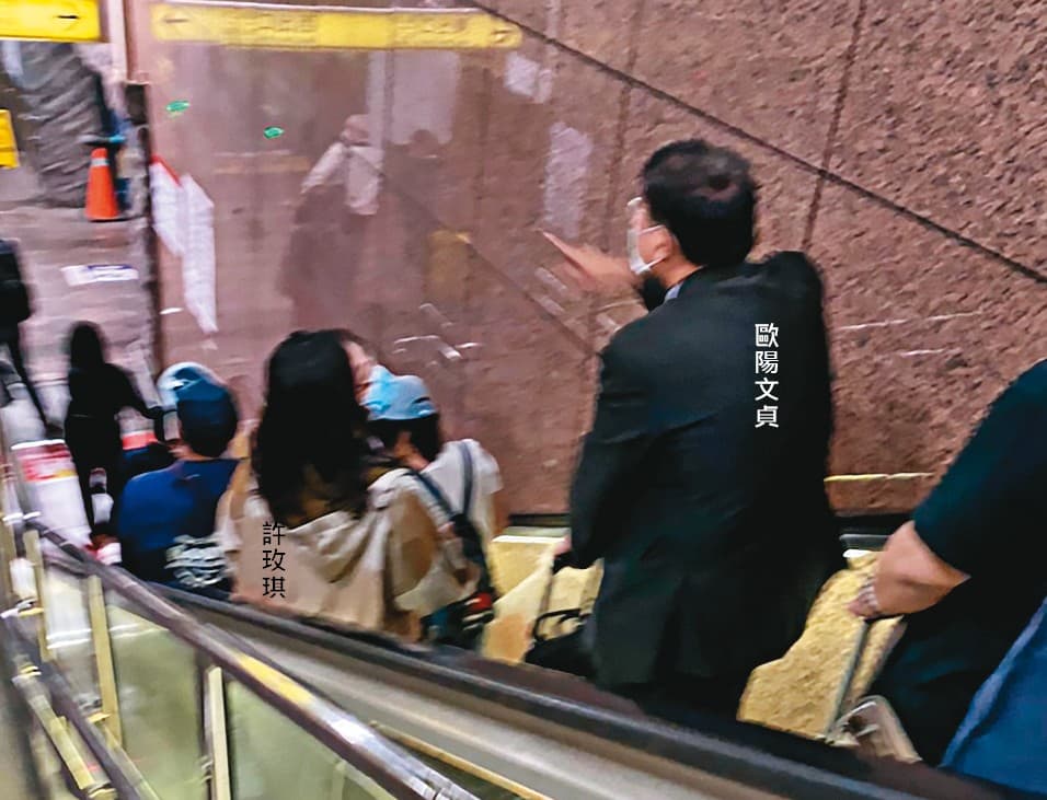 去年10月歐陽文貞與院內研究倫理委員會委員許玫琪，一同搭火車前往東部出差，交談時深情款款。（讀者提供）