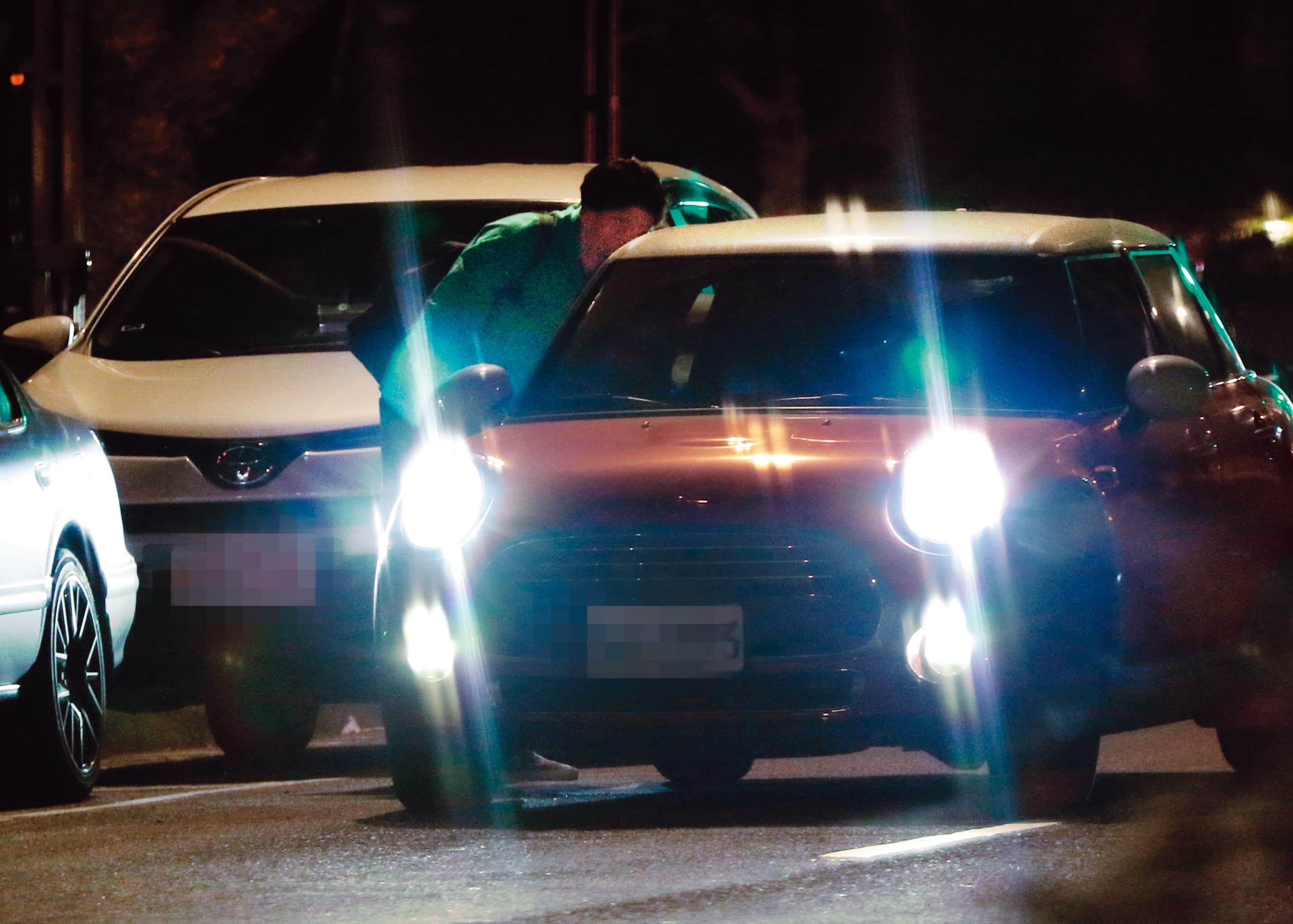 22：20 但才三分鐘不到吳念軒就下車，此時莫允雯開車到場，接走吳念軒。