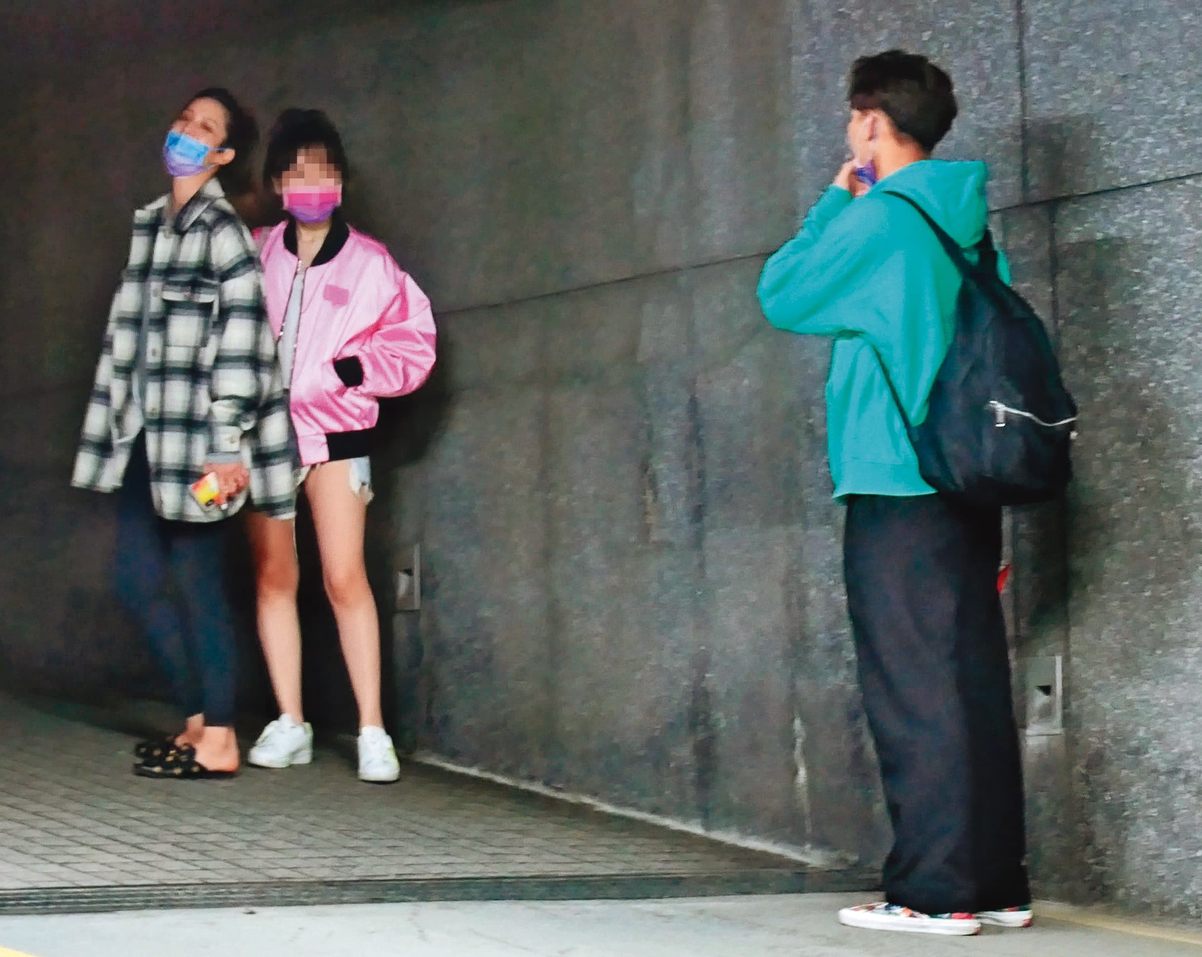 22：45 莫允雯、吳念軒發現有狗仔跟拍，急call一名工作人員到場救援。