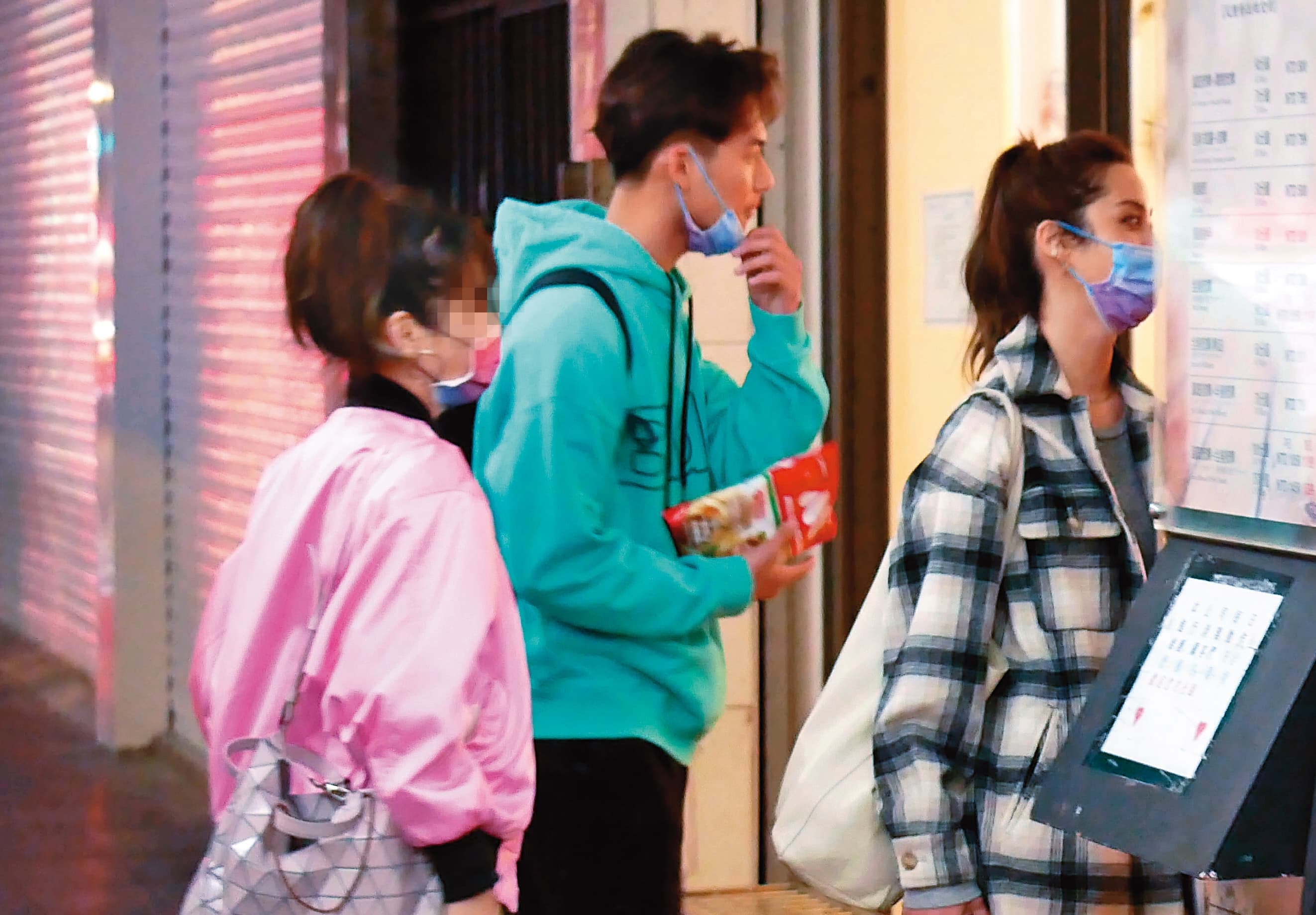 22：49 兩人帶著女工作人員一起進入按摩館。