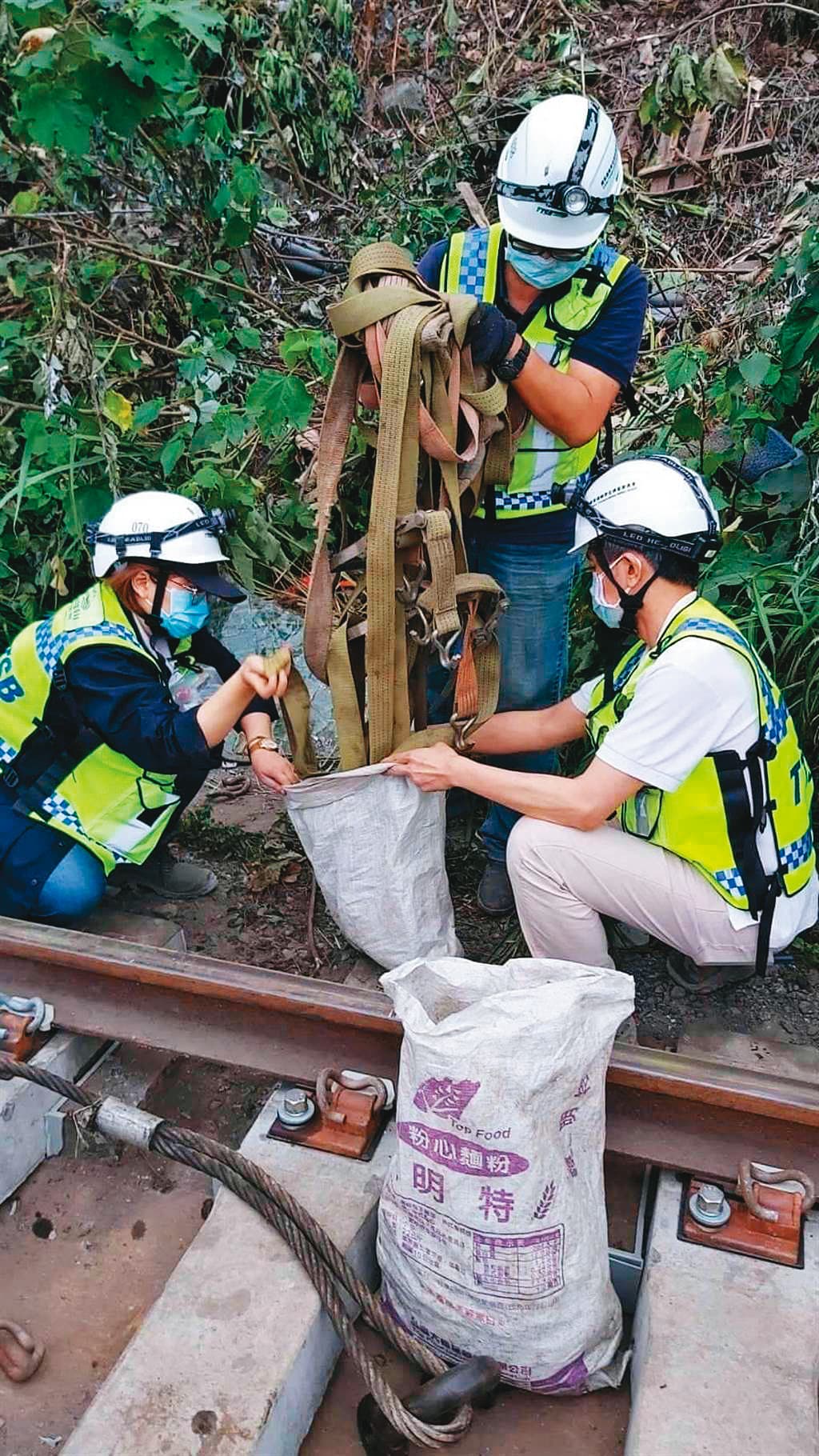 檢警在鐵軌旁查扣多條吊帶，其中1條已斷裂，均交由專家鑑定拉力。（民眾提供）