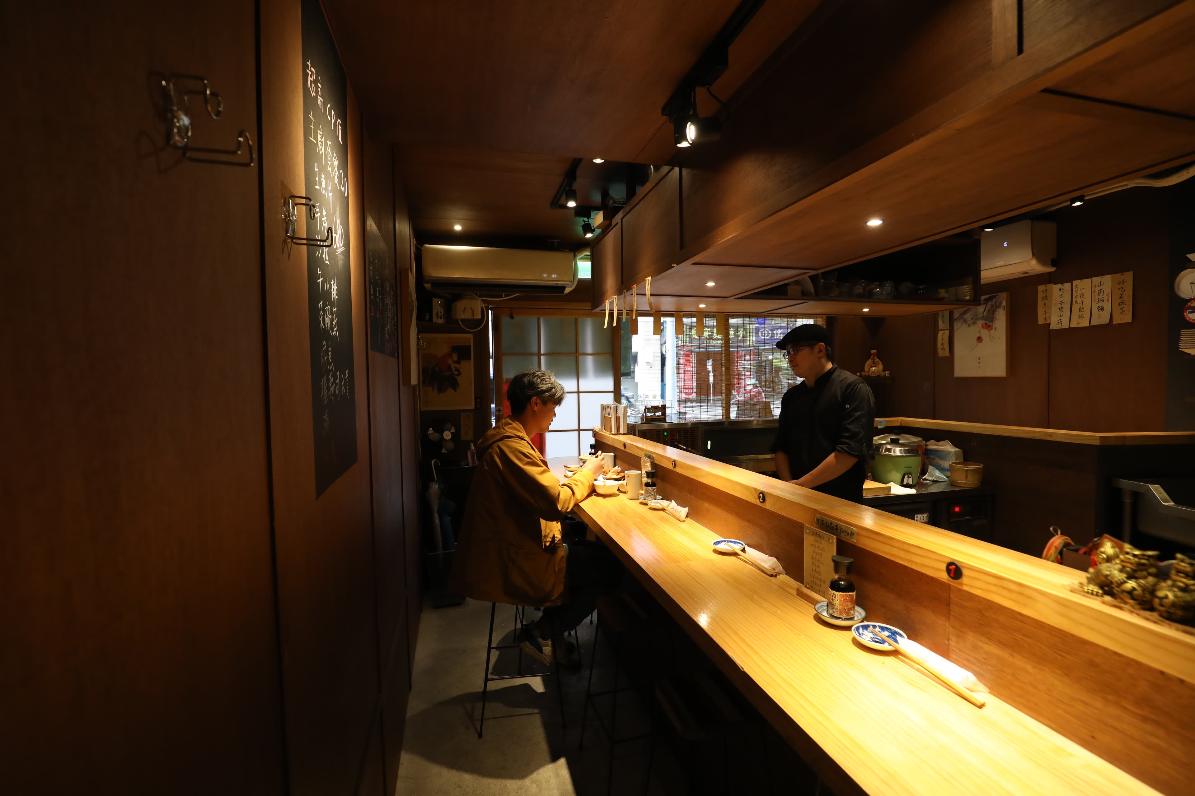 店內頗有深夜食堂的情調。