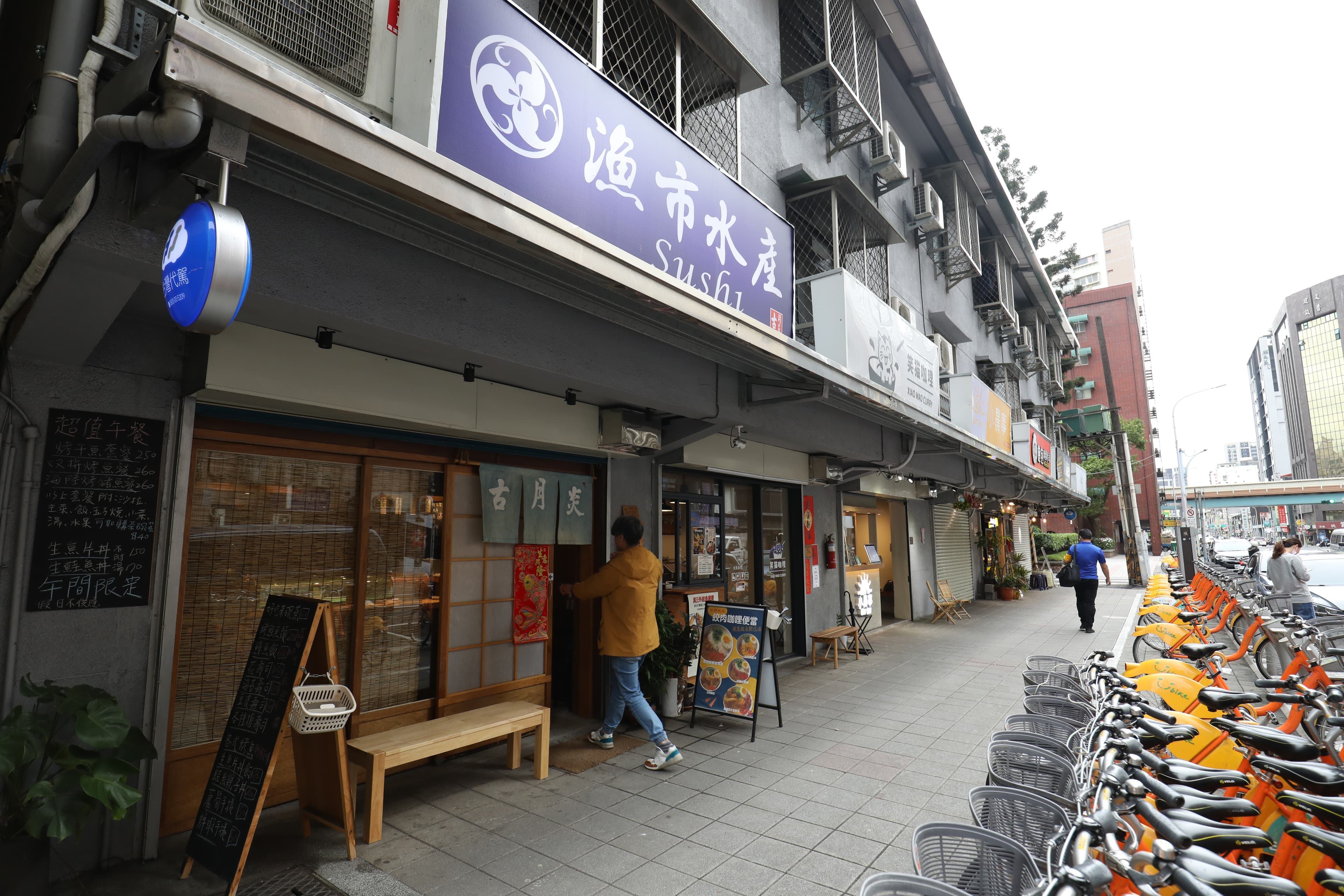 「古月炎 漁市水產」與一排小食肆比鄰，古月炎3字相當低調。