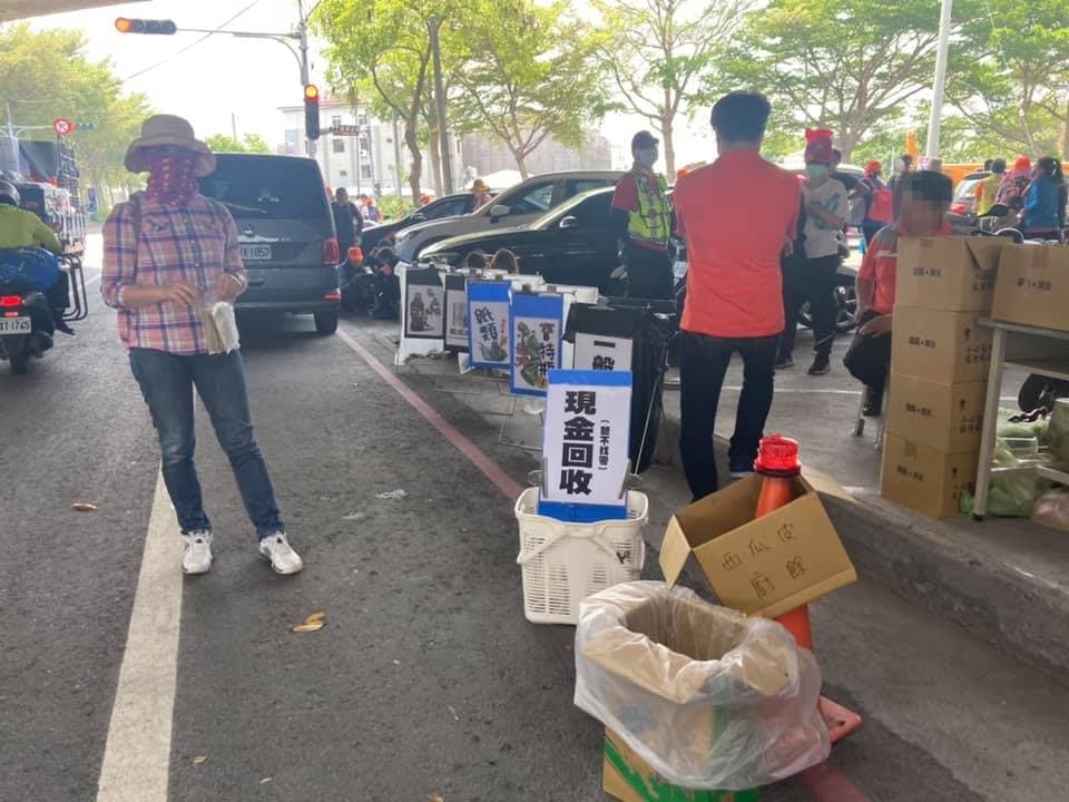 媽祖遶境期間出現的現金回收筒成了「創意拍照景點」，但有人提醒小心違規募款。（翻攝自白沙屯媽祖全球徒步聯誼會臉書）