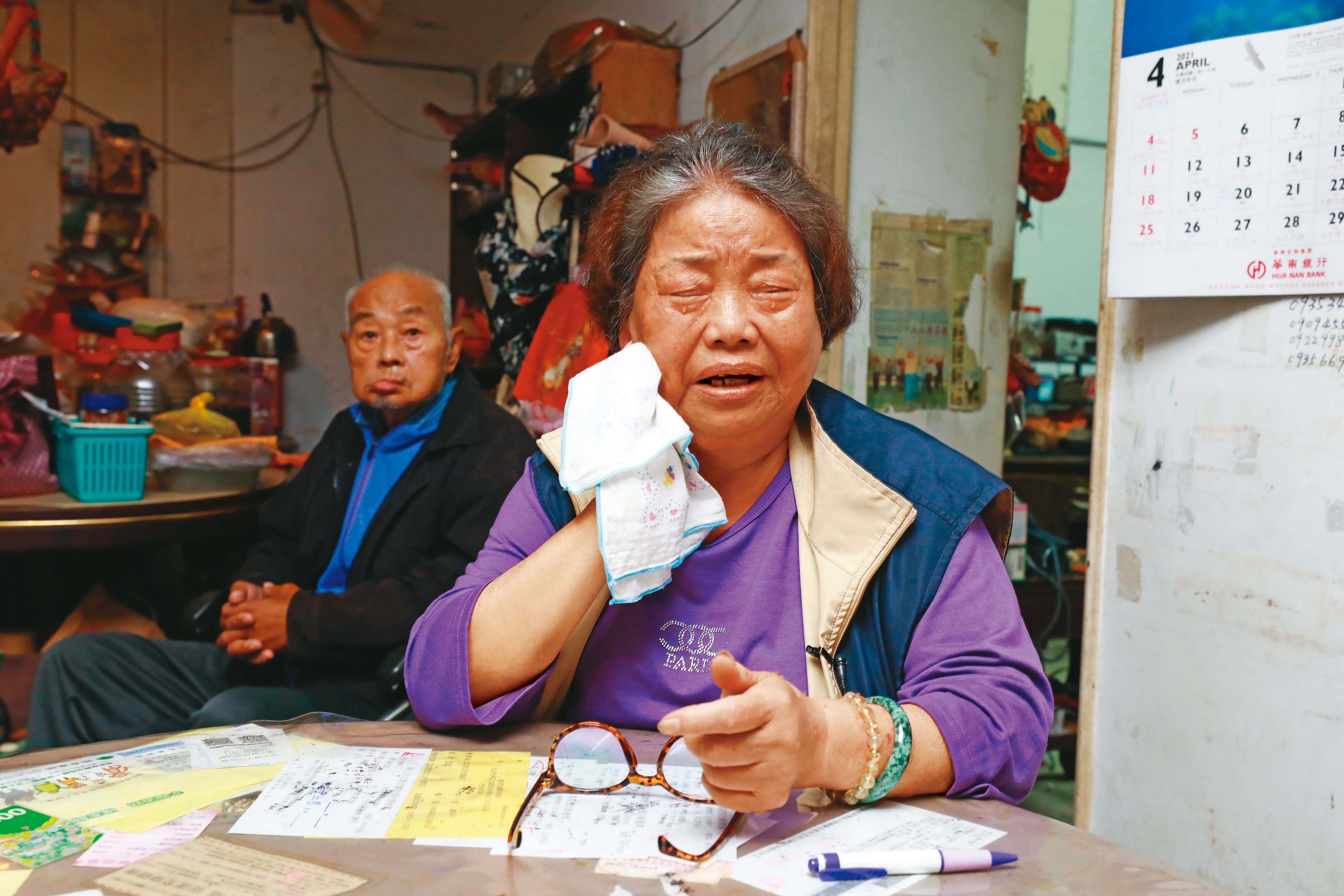 年近80的簡林玉梅兒子過世、丈夫中風，又遇到租屋蟑螂，讓她欲哭無淚。