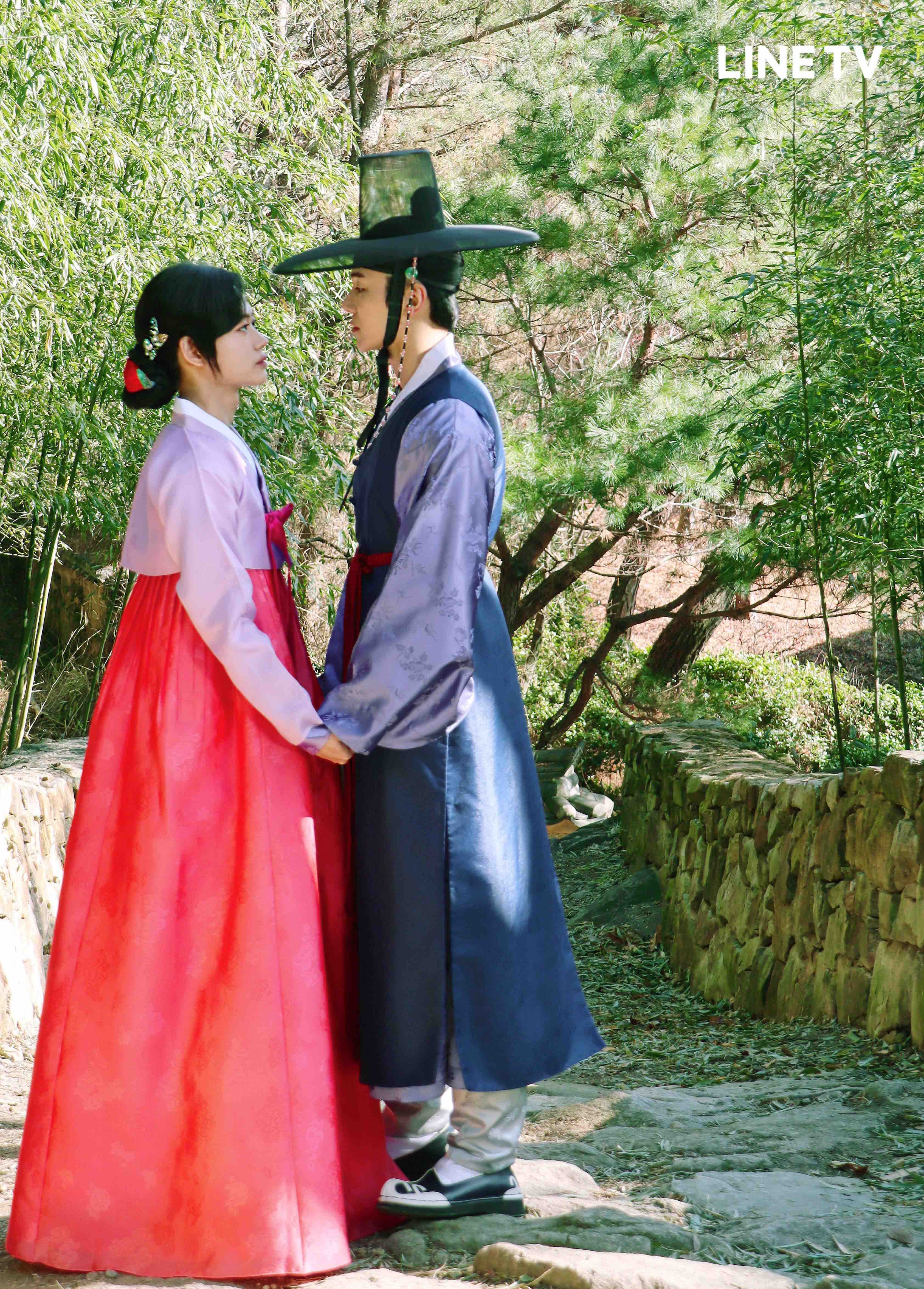 李洗賑（左）代替逃婚妹妹嫁給姜仁秀。（LINE TV提供）