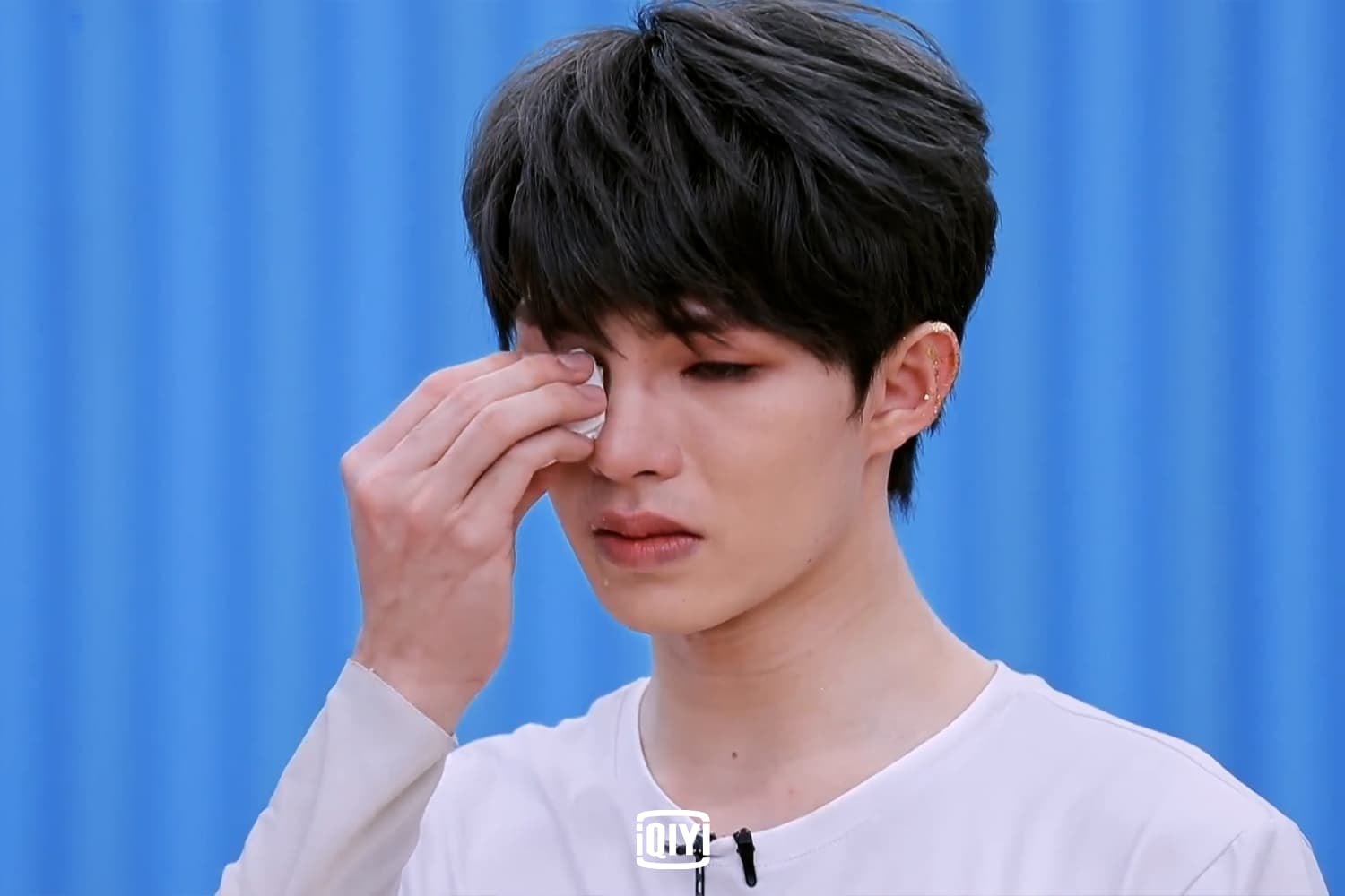 23歲的馬來西亞訓練生劉隽父親日前去世，讓他在公布成績時情緒潰堤。（愛奇藝國際站提供）