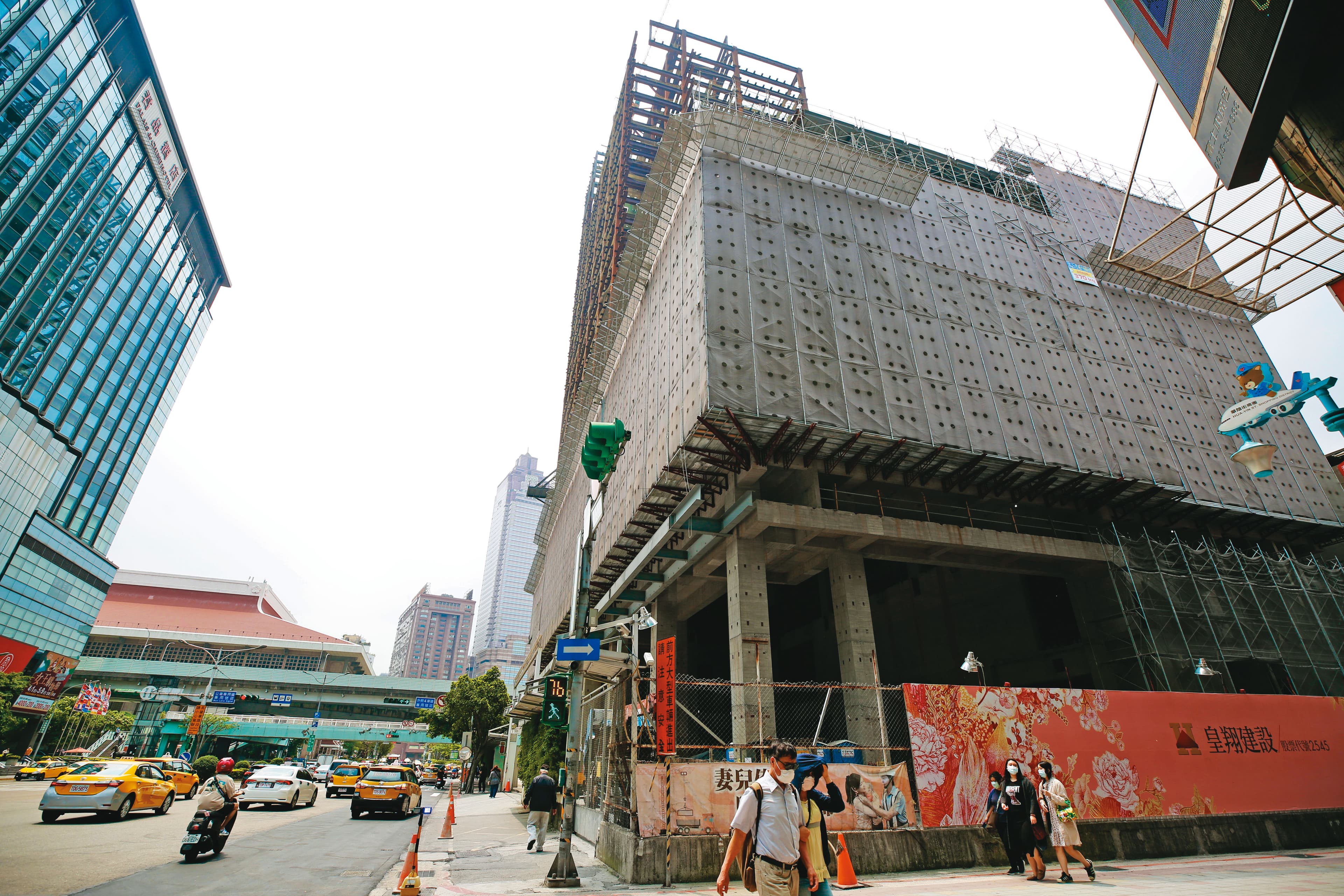 皇翔建設宣布發放4.5元現金股利，殖利率達10％，居營建股之冠。圖為皇翔位在台汽北站設計為辦公大樓的建案。