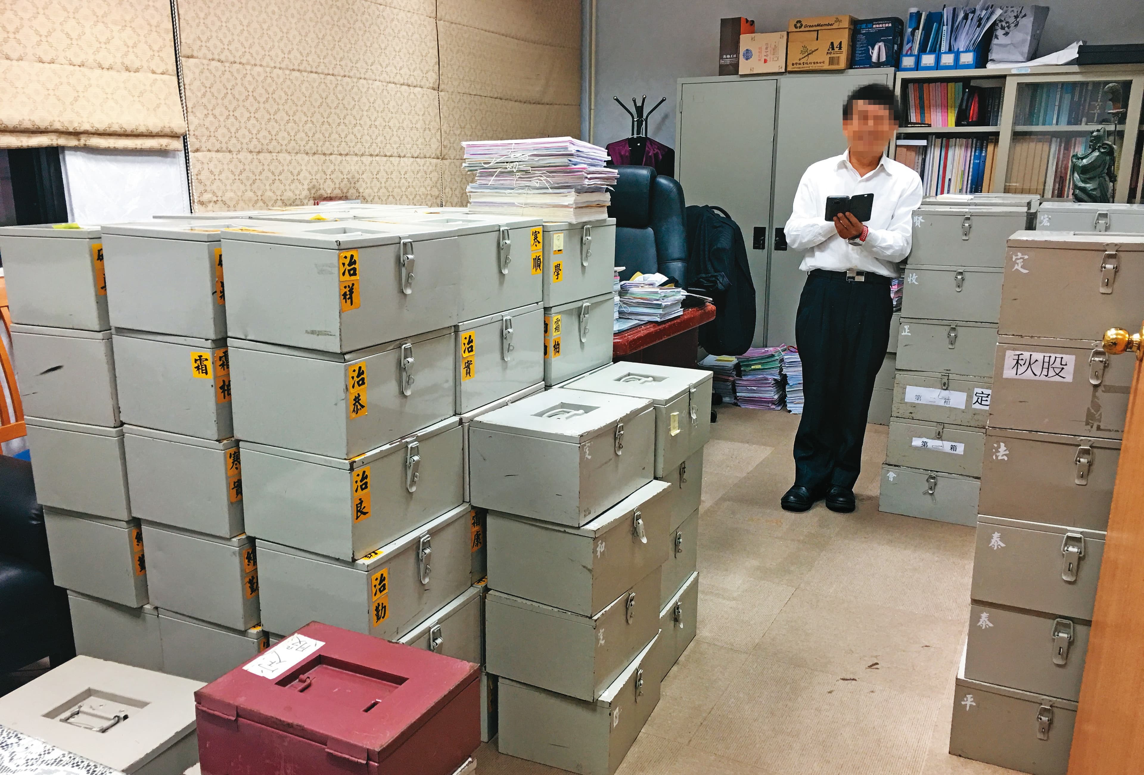 檢察官結案後會將書類與卷宗裝箱送審，每天在襄閱主任檢察官室都可看到堆滿待審箱子，工作量可想而知。