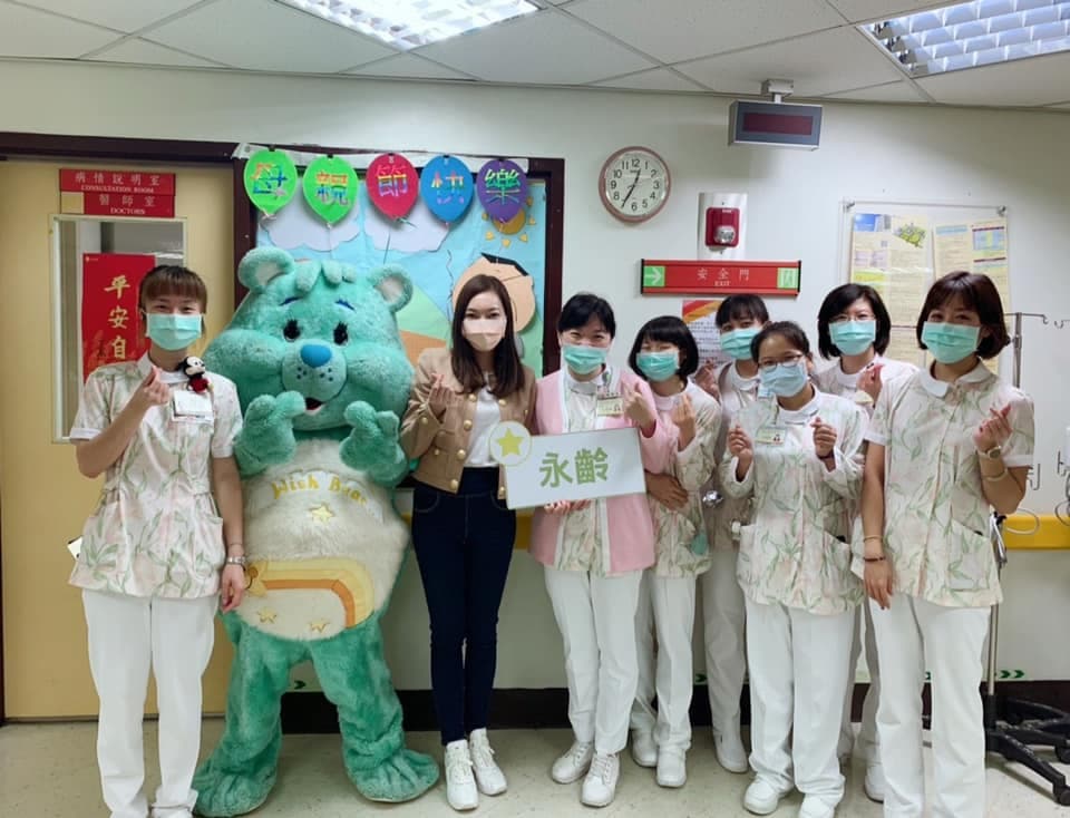 曾馨瑩（左3）同時為醫護人員打氣。（翻攝自郭台銘臉書）