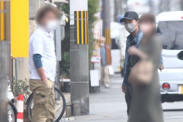 大野智帶女友造訪有特殊回憶的旅館與年輕時的恩人，被認為與新戀人認真交往的程度不一般。（翻攝自女性自身）