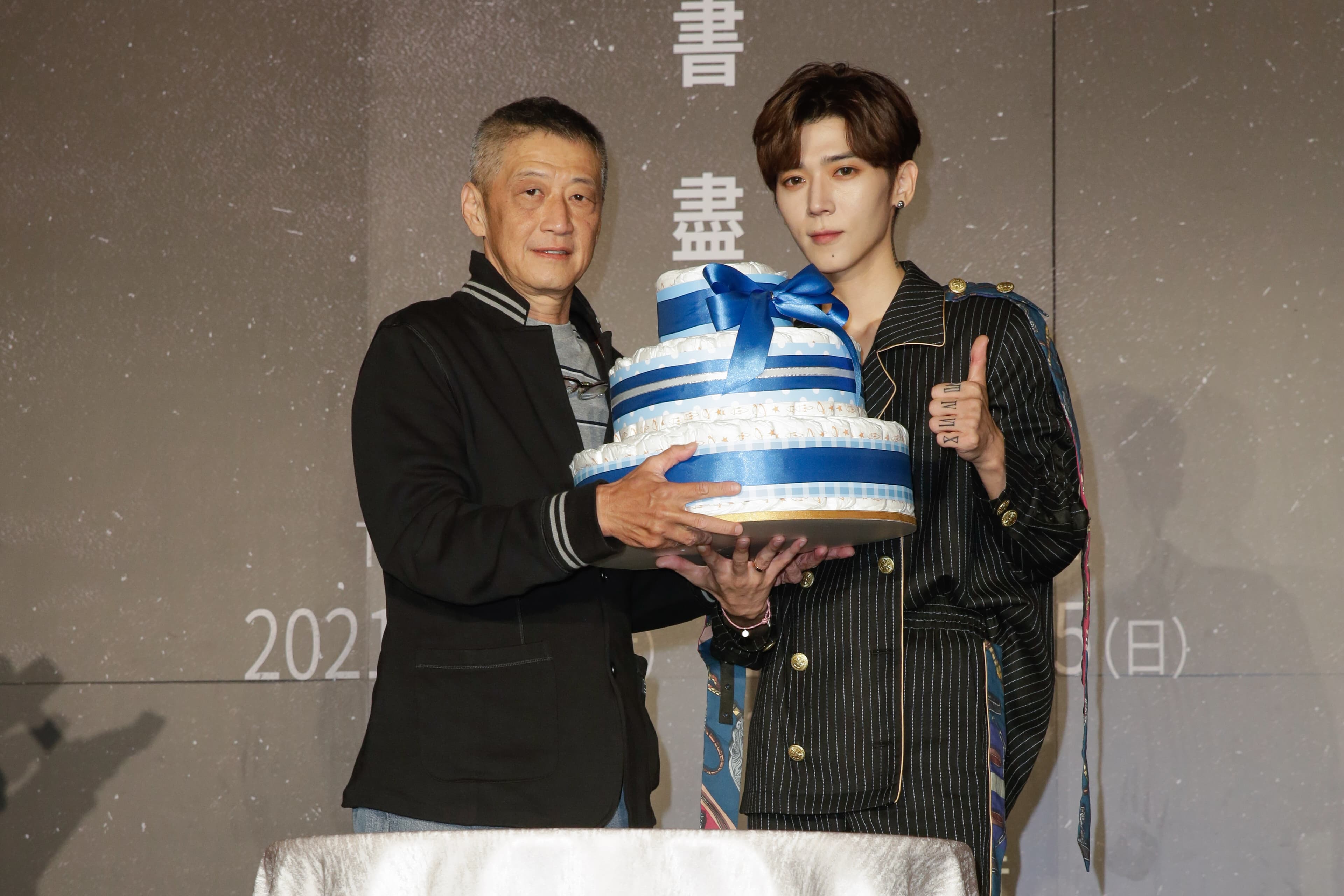 畢書盡今宣布舉行《2021 Bii 畢書盡 RE-小巨蛋演唱會》，恩師李亞明也到記者會現場祝賀。