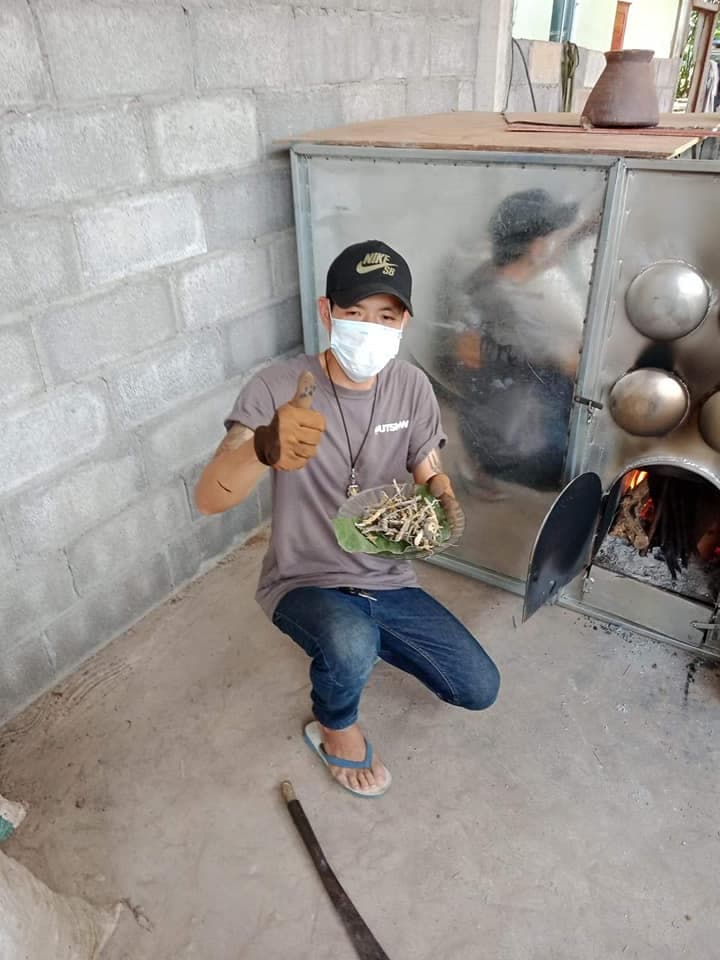 倫蒂瓦農表示自己家境不好，返鄉找工作又遇瓶頸，因此在朋友建議下做起壁虎生意。（翻攝自รับซื้อ จิ้งจก ขี้เกี้ยม จั้กกิ้ม臉書）