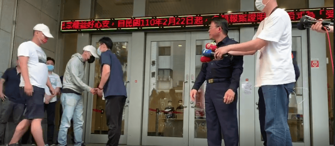 松山分局警員酒後挑釁遭黑衣人，遭闖入分局砸電腦，分局更大費周章召開史無前例的「雙方道歉說明會」，仍難平息爭議。（翻攝畫面）