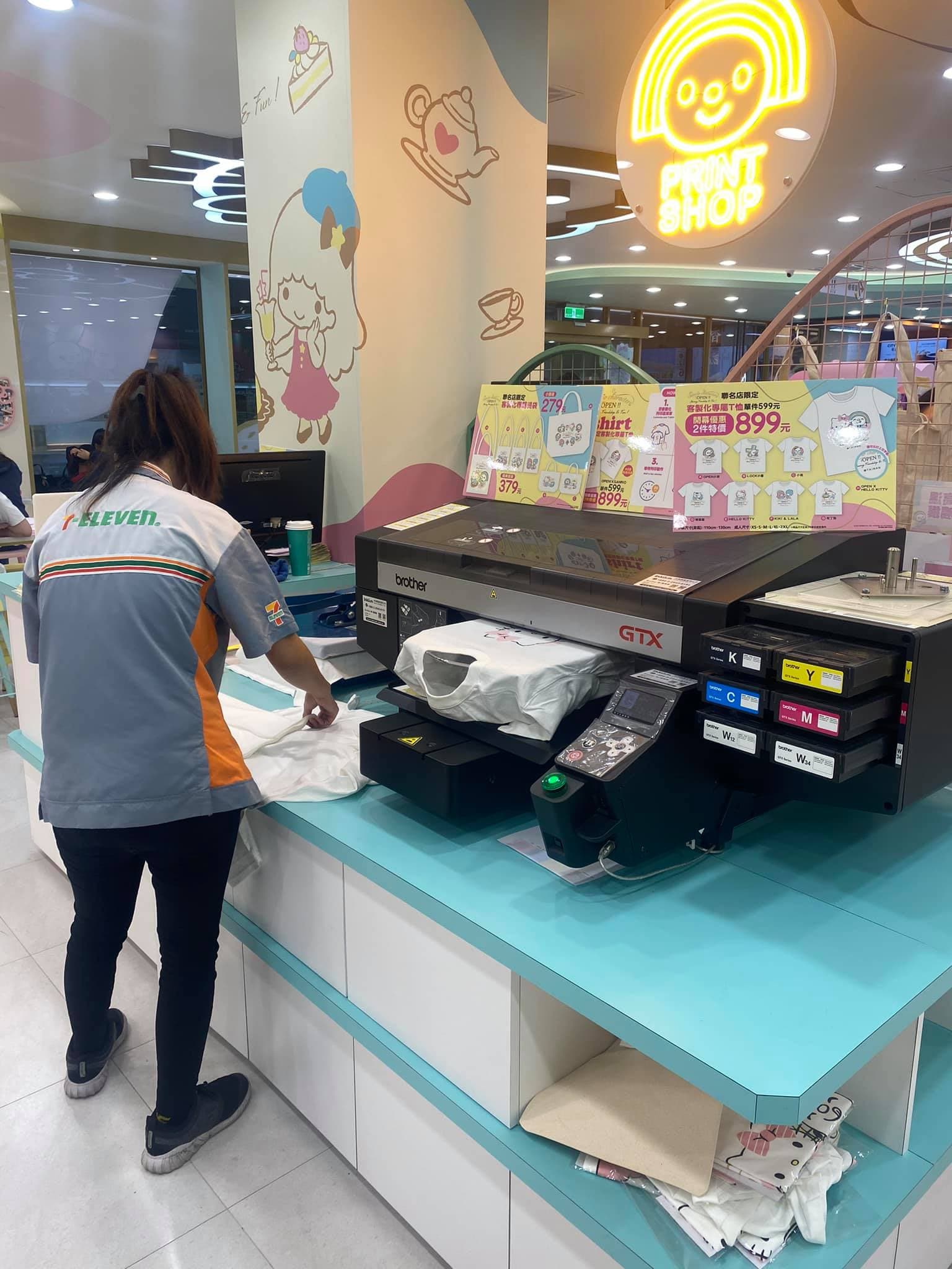 超商店員正在操作一台噴印機器為客人製作T恤。（翻攝自臉書社團：路上觀察學院）