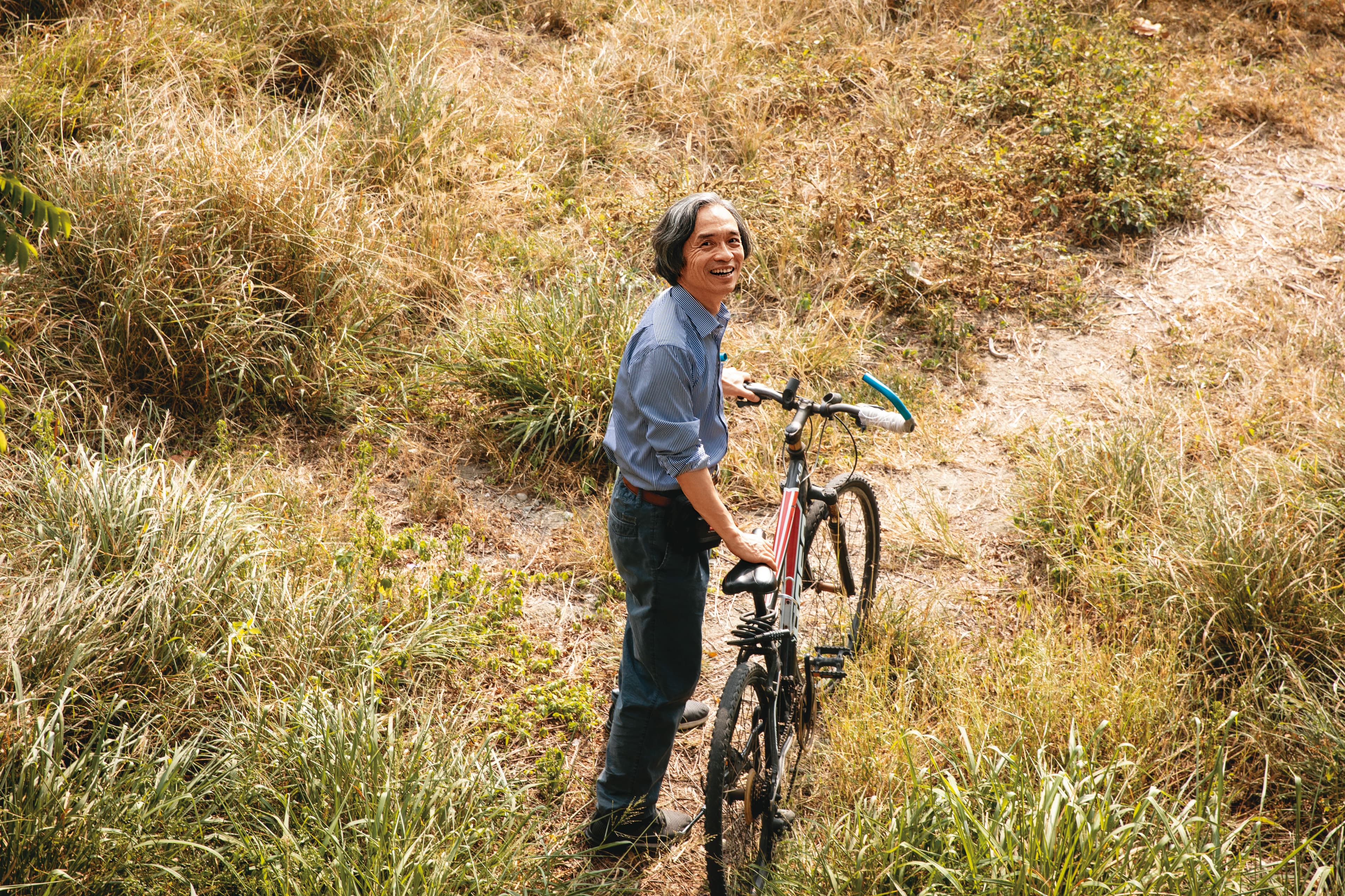 移居台東，江盛如今的代步工具是腳踏車。