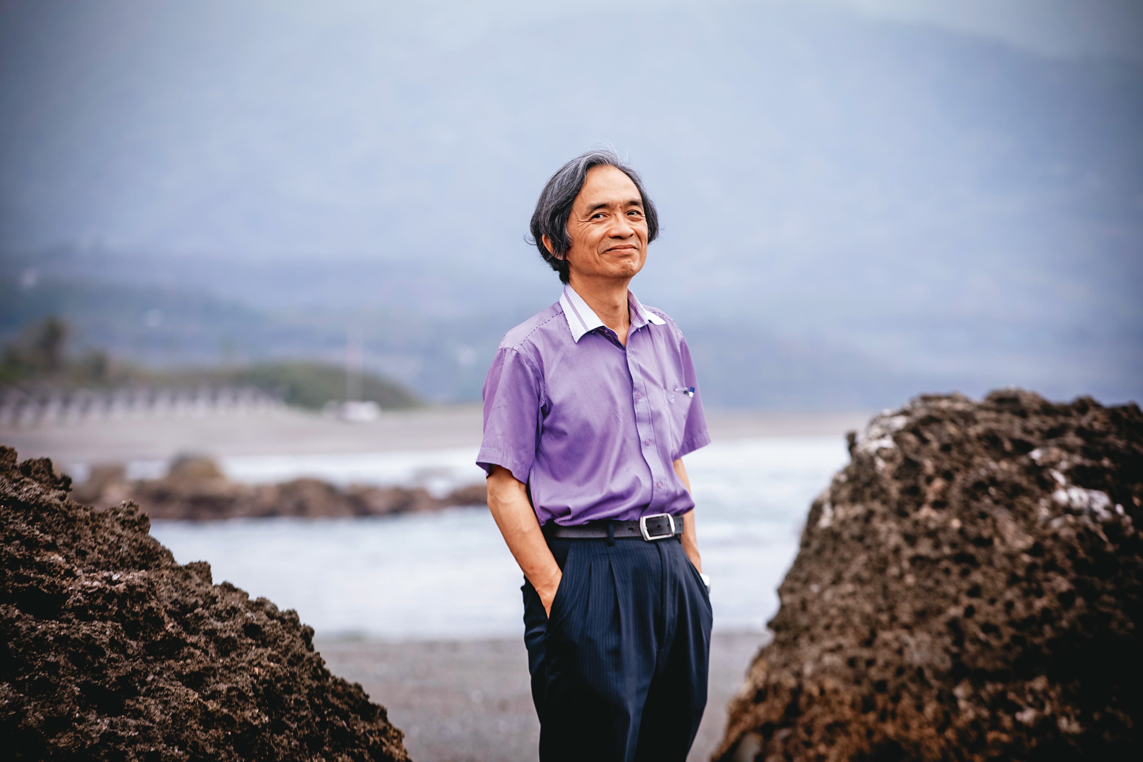 無神論的江盛說死後骨灰撒大海即可，家人嫌麻煩的話丟到垃圾桶也行。