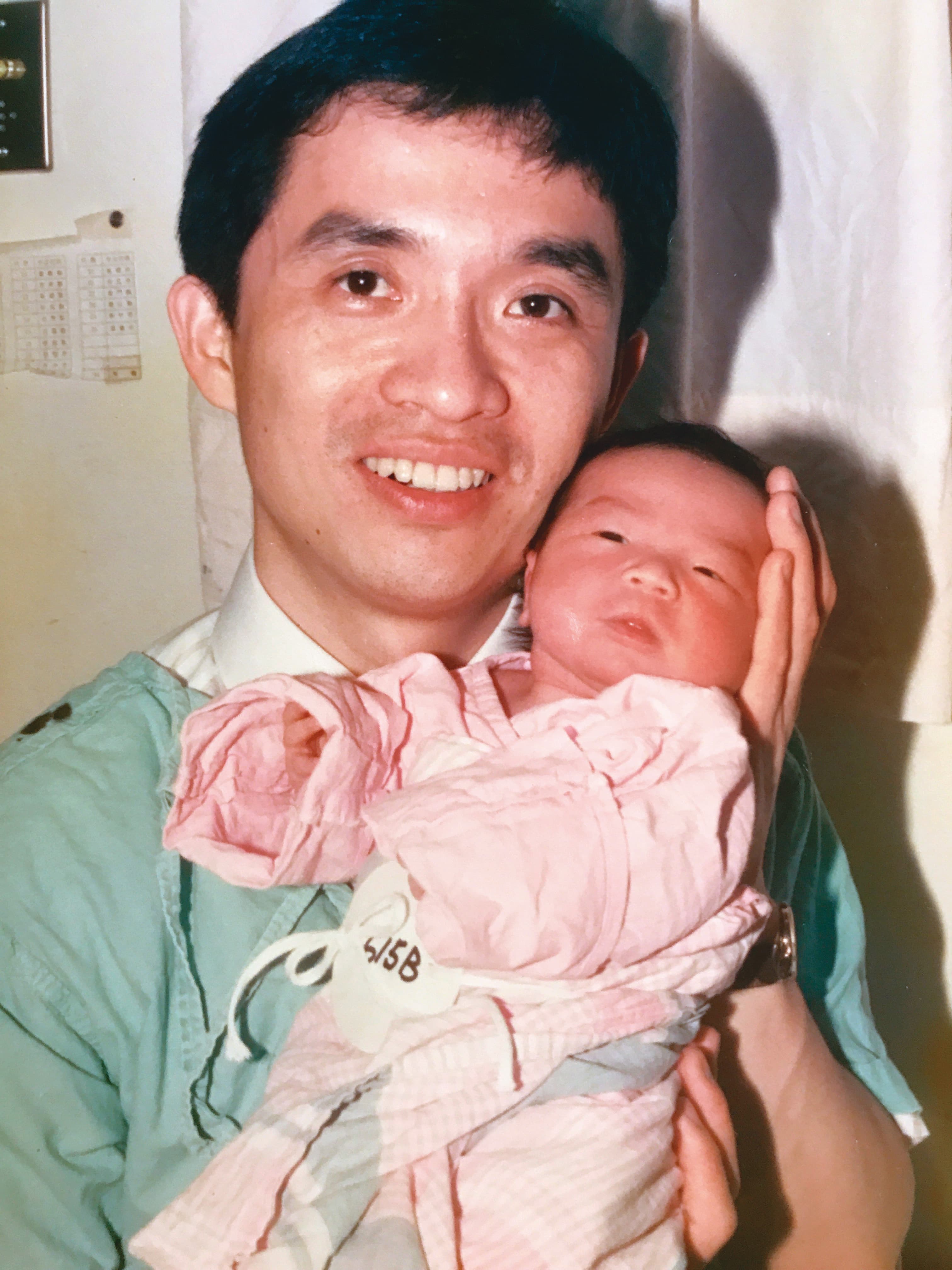 江盛（左）的2個女兒都由他自己接生。（江盛提供）