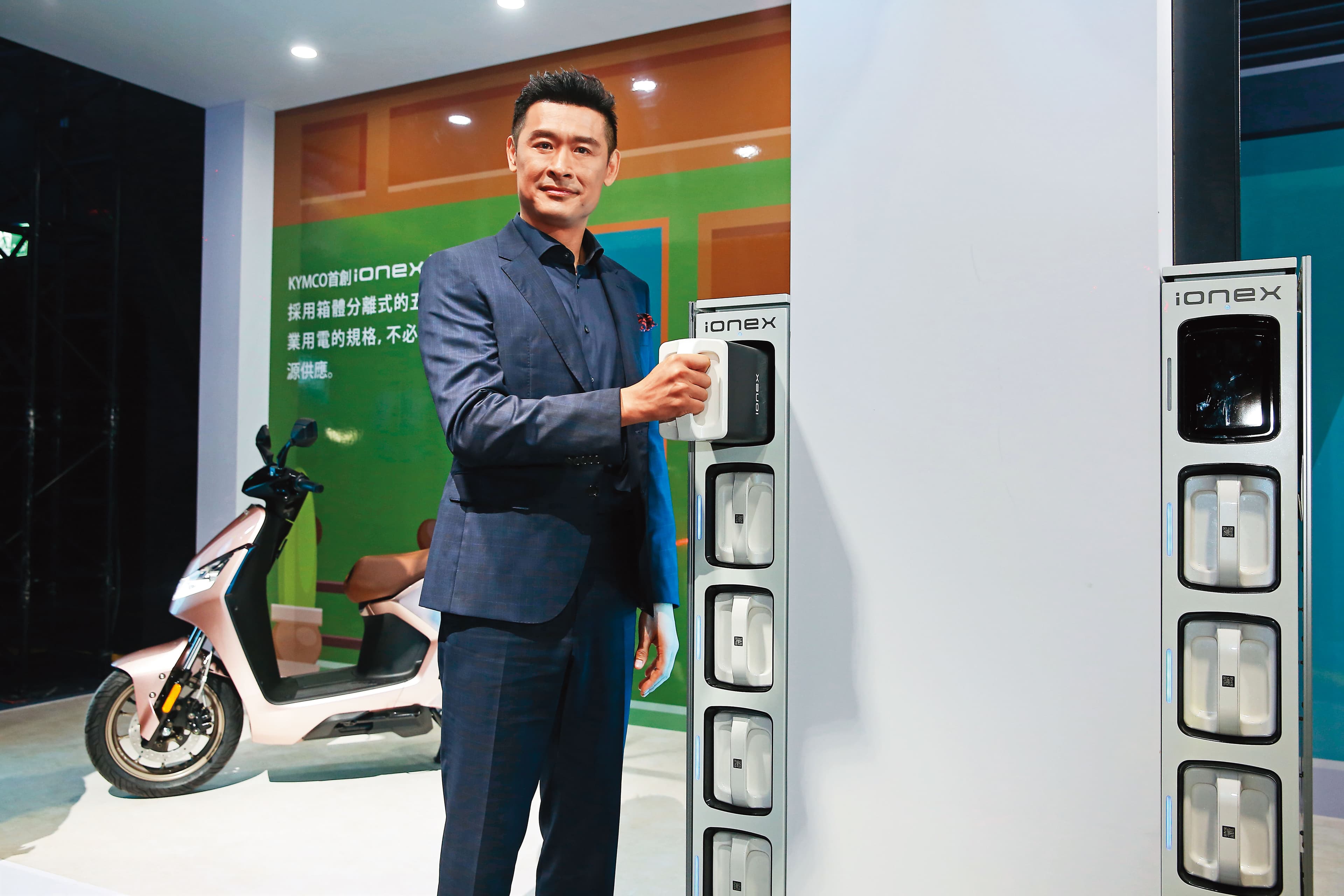 為搶下電動機車龍頭寶座，光陽董事長柯勝峯發明懸掛式換電站。