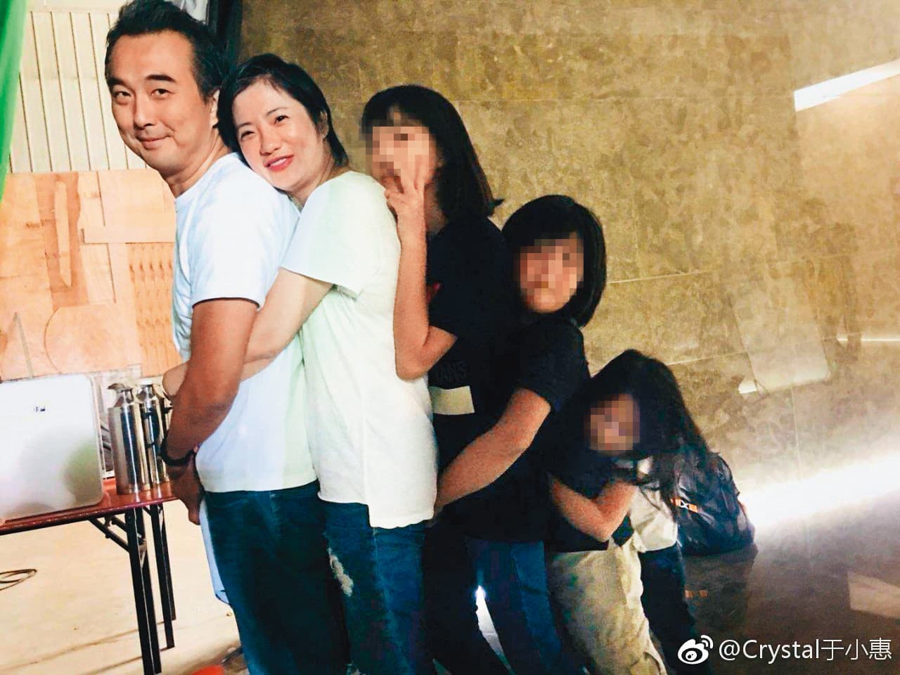 之前蔡岳勳因為《痞子》捧紅一干藝人，但後來是非也頗多，老婆于小惠在微博上表示一家人都會是他的後盾。（翻攝自于小惠微博）