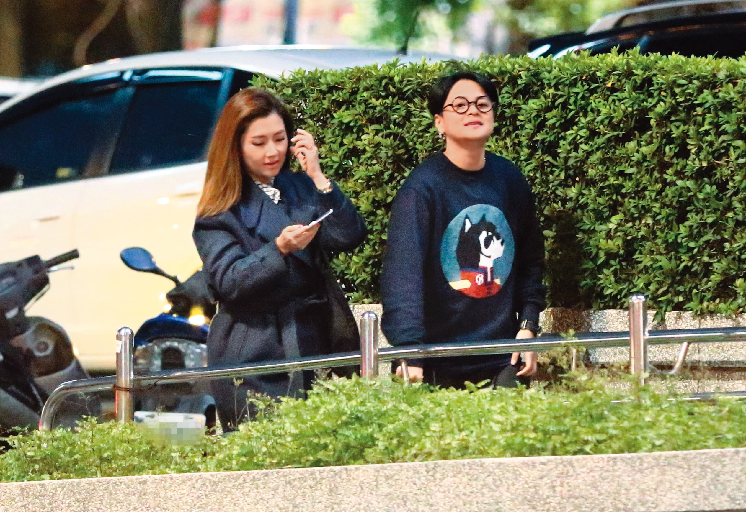 Selina（左）與前經紀人余婕（右）的感情，好到連同事都很關注。