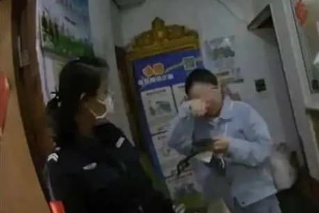 得知自己差點受騙後，小媽媽激動向老闆娘道謝。（翻攝自微博）
