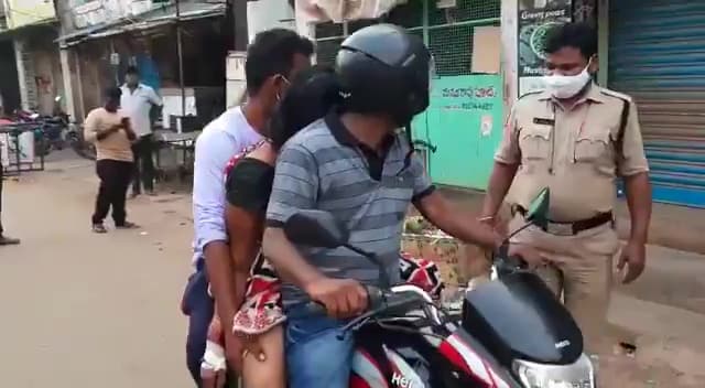 警察攔下機車，得知不得不三貼運屍的原因後十分訝異。（翻攝自DrEricDing推特）