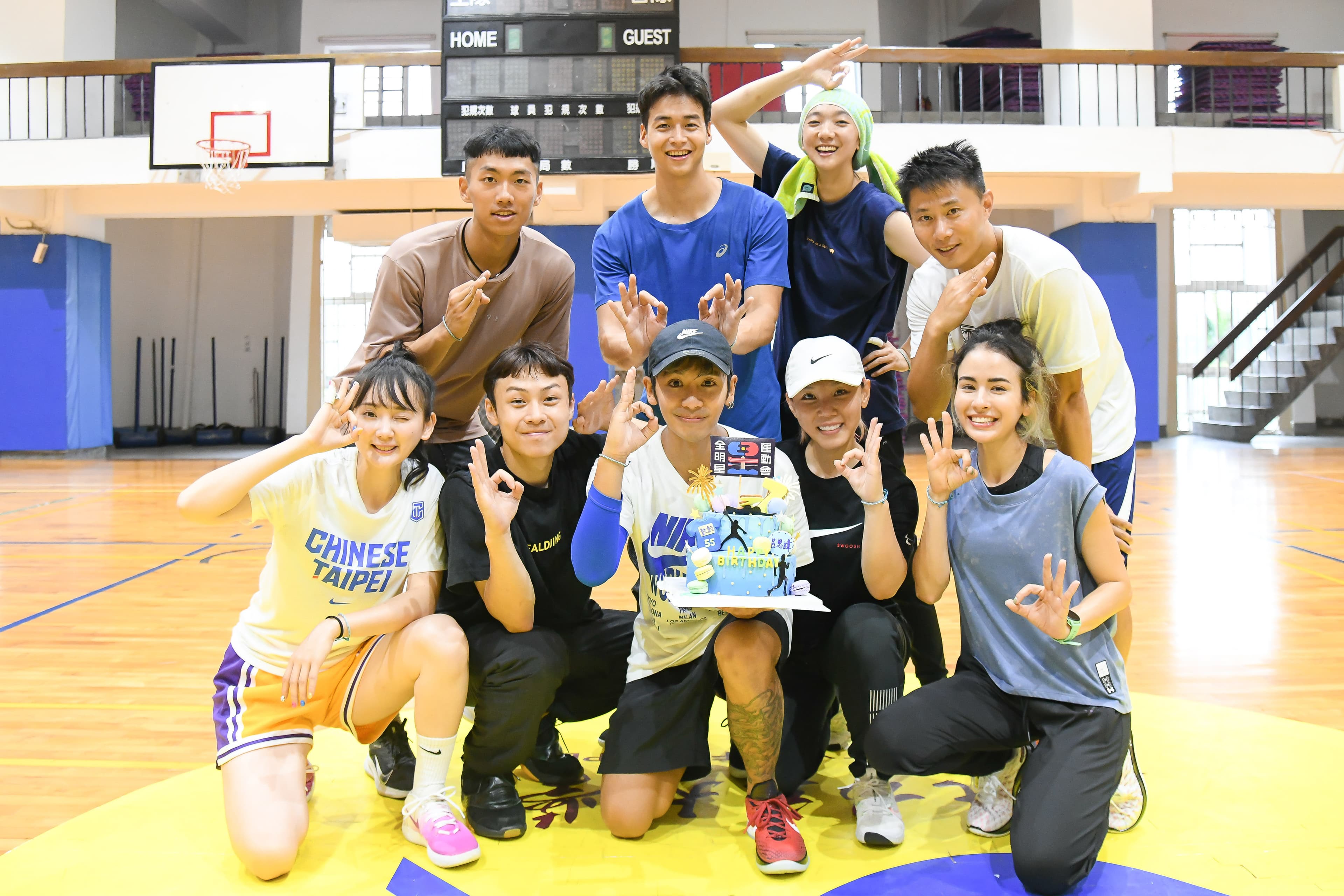 鼓鼓在《全明星運動會》藍隊隊友的陪伴下慶生。（相信音樂提供）