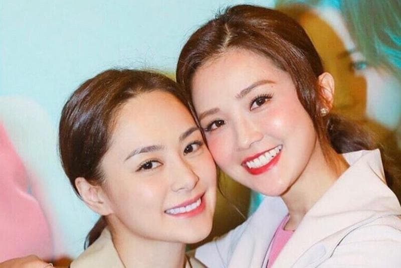 好友「阿Sa」蔡卓妍（右）替阿嬌緩頰，表示阿嬌之前就有賀爾蒙失調的問題。（翻攝自阿嬌IG）