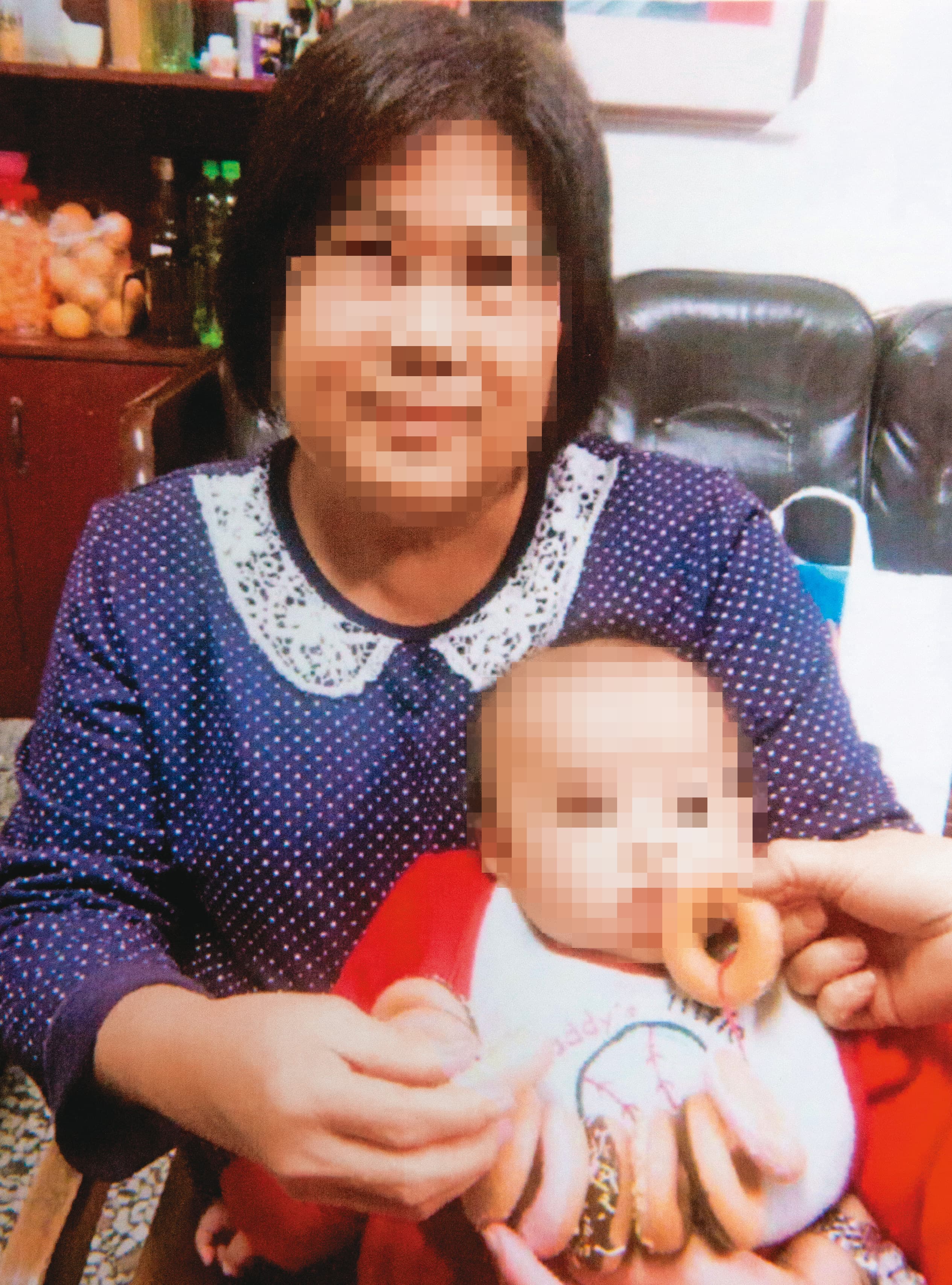 王姓婦人（左）在內視鏡手術前，還能抱孫子，健康狀況跟正常人差不多。（讀者提供）