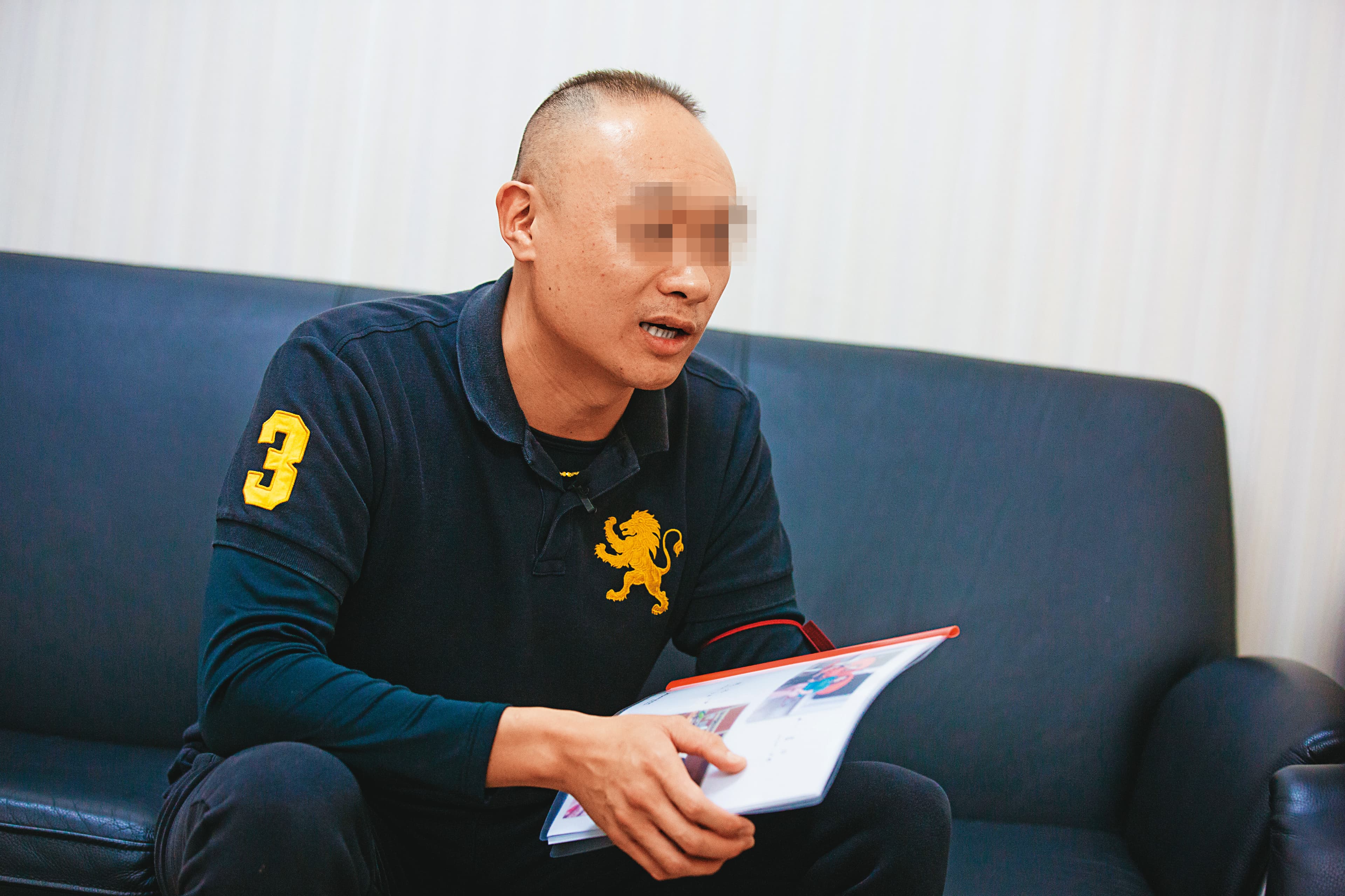阿文（圖）說，母親出院不到12個小時就出現嚴重敗血症，差點丟了性命。