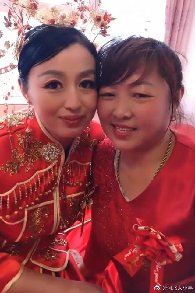 婆婆（右）與媳婦（左）緊貼臉頰合照，看起來十分親密。（翻攝自微博）