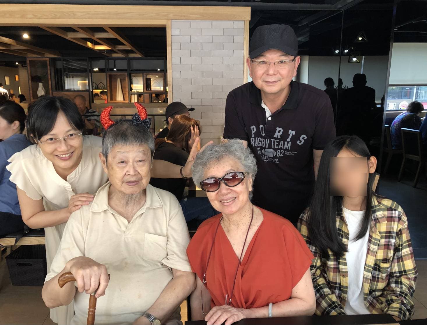 創作豐沛的蔡銀娟，是台灣頗具代表性的女導演，和父母、老公、女兒三代同堂，相處融洽。（照片提供蔡銀娟）