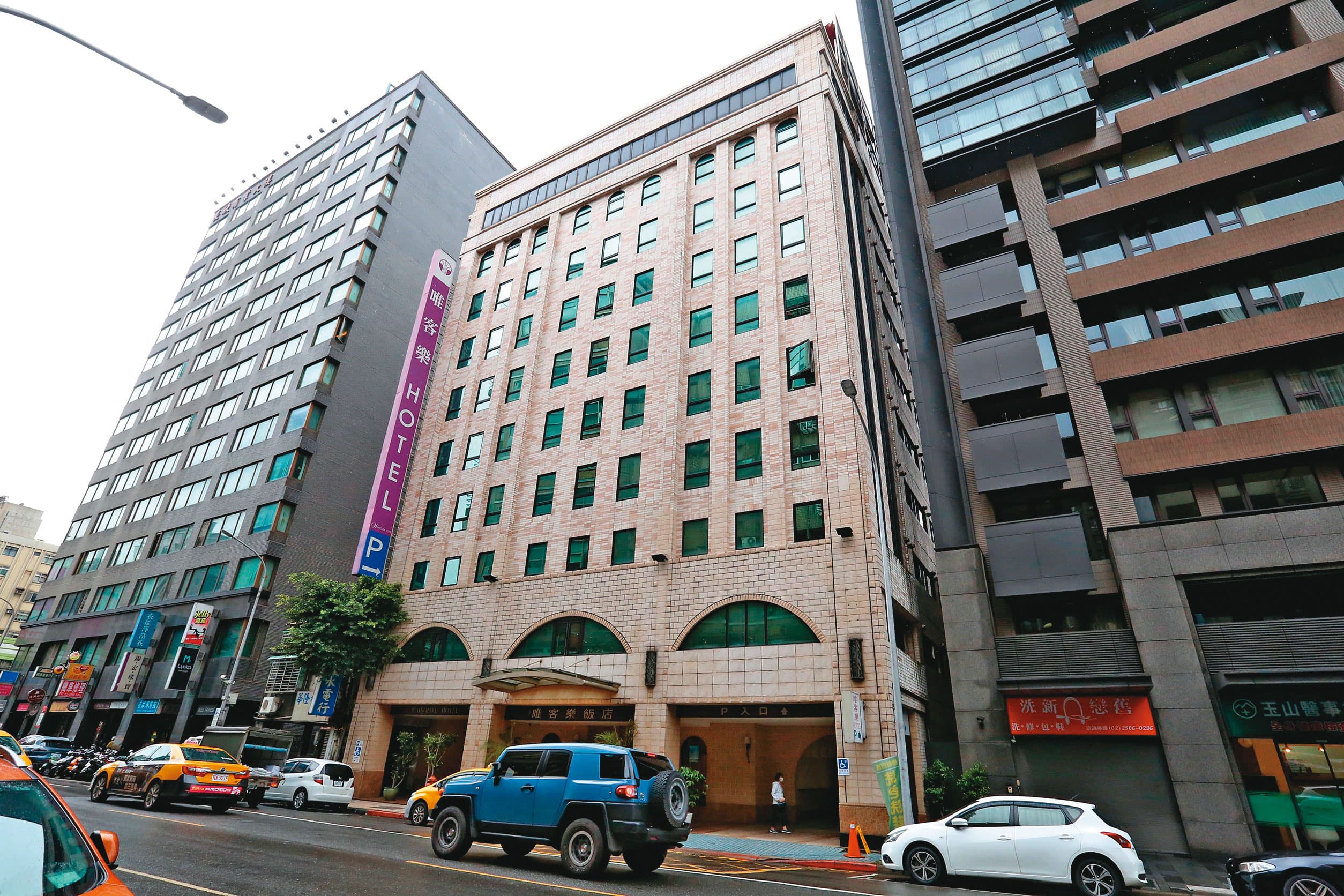 政風人員在二月四日首度跟監劉彥君，發現他在上班時間到北市長春路的首都唯客樂商務飯店，過了一個多小時才出來。