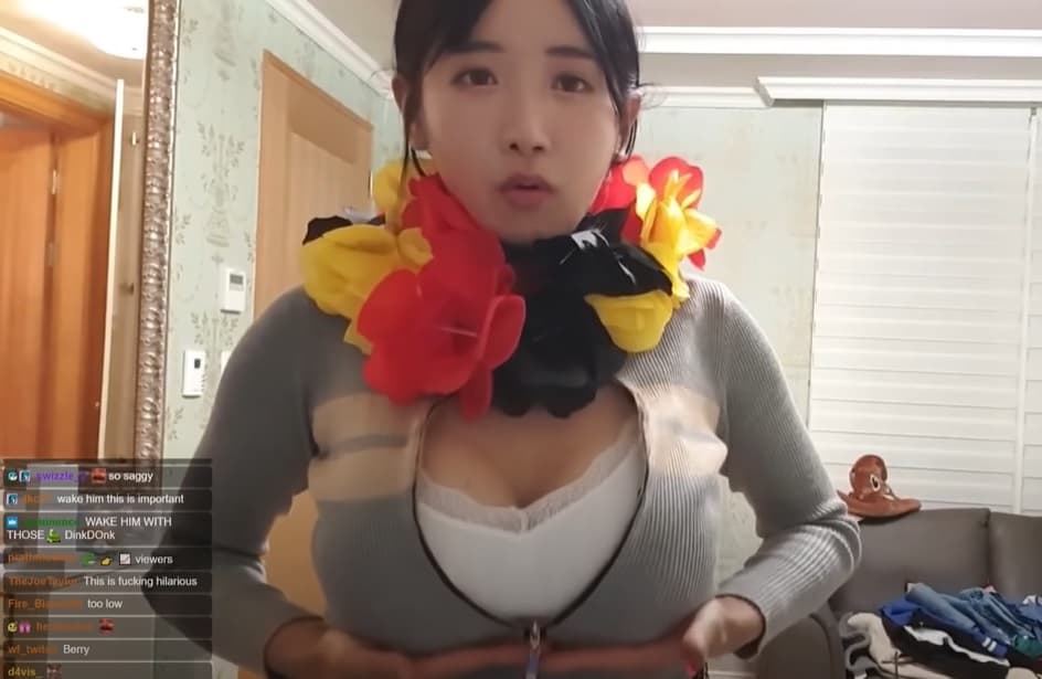 有眼尖的網友發現企鵝妹的胸部看起來不太自然。（翻攝自企鵝妹YouTube）