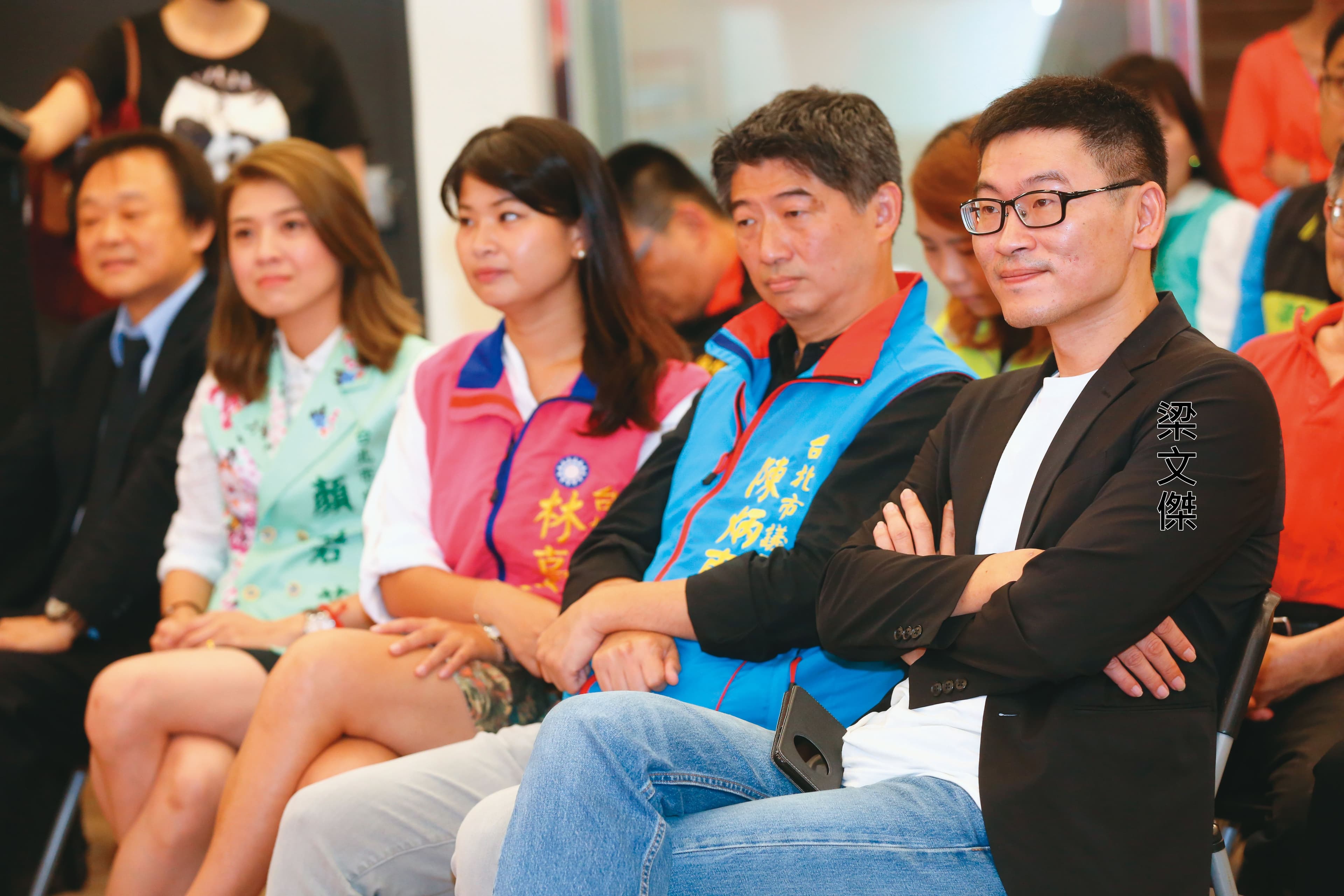 民進黨討論「一年條款」時，中常委、台北市議員梁文傑（右一）曾擔憂會導致「舊疾復發」，再爆出黑道入黨情事。
