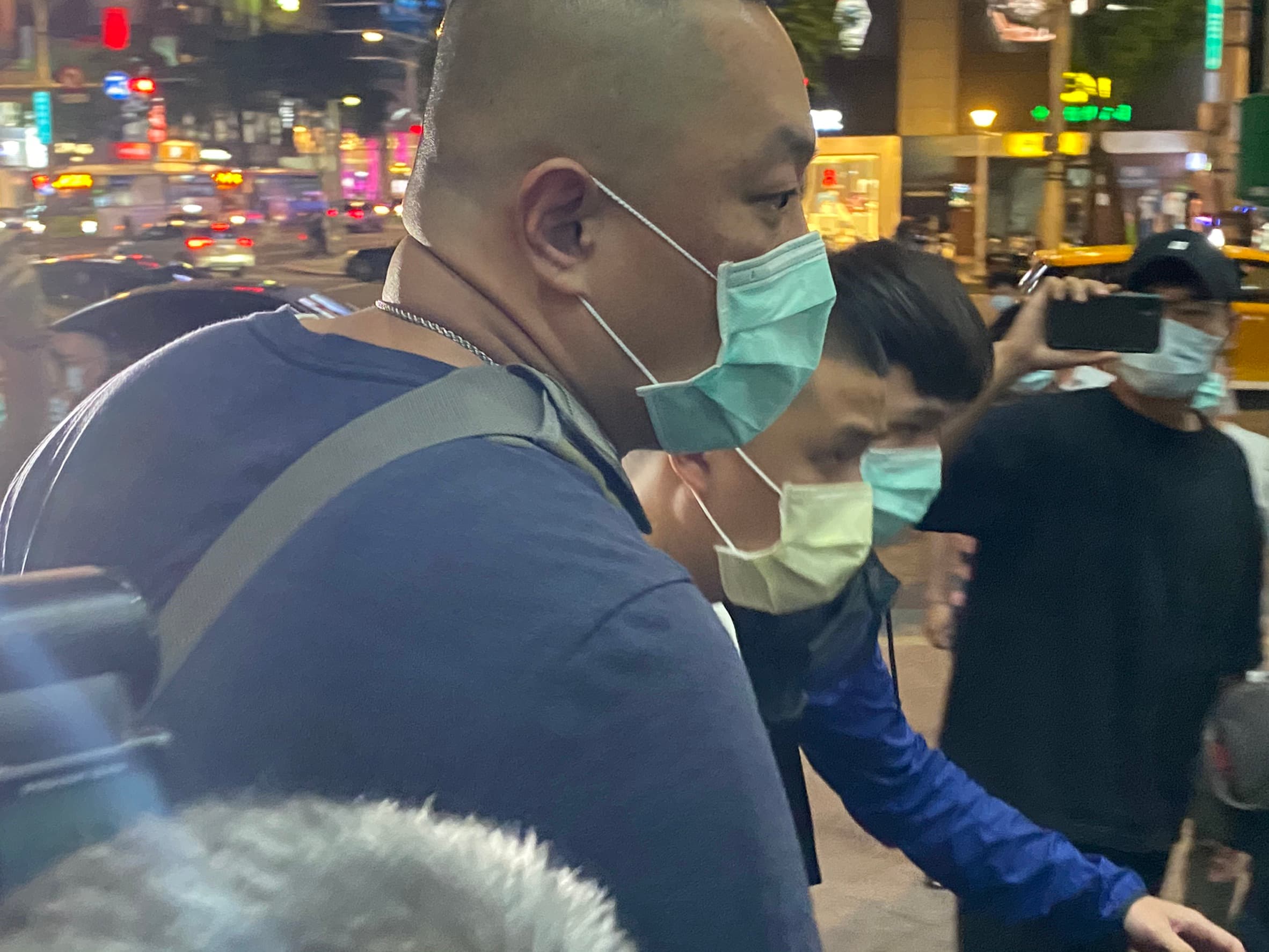 警方逮捕現場把風的吳男（中）。（讀者提供）