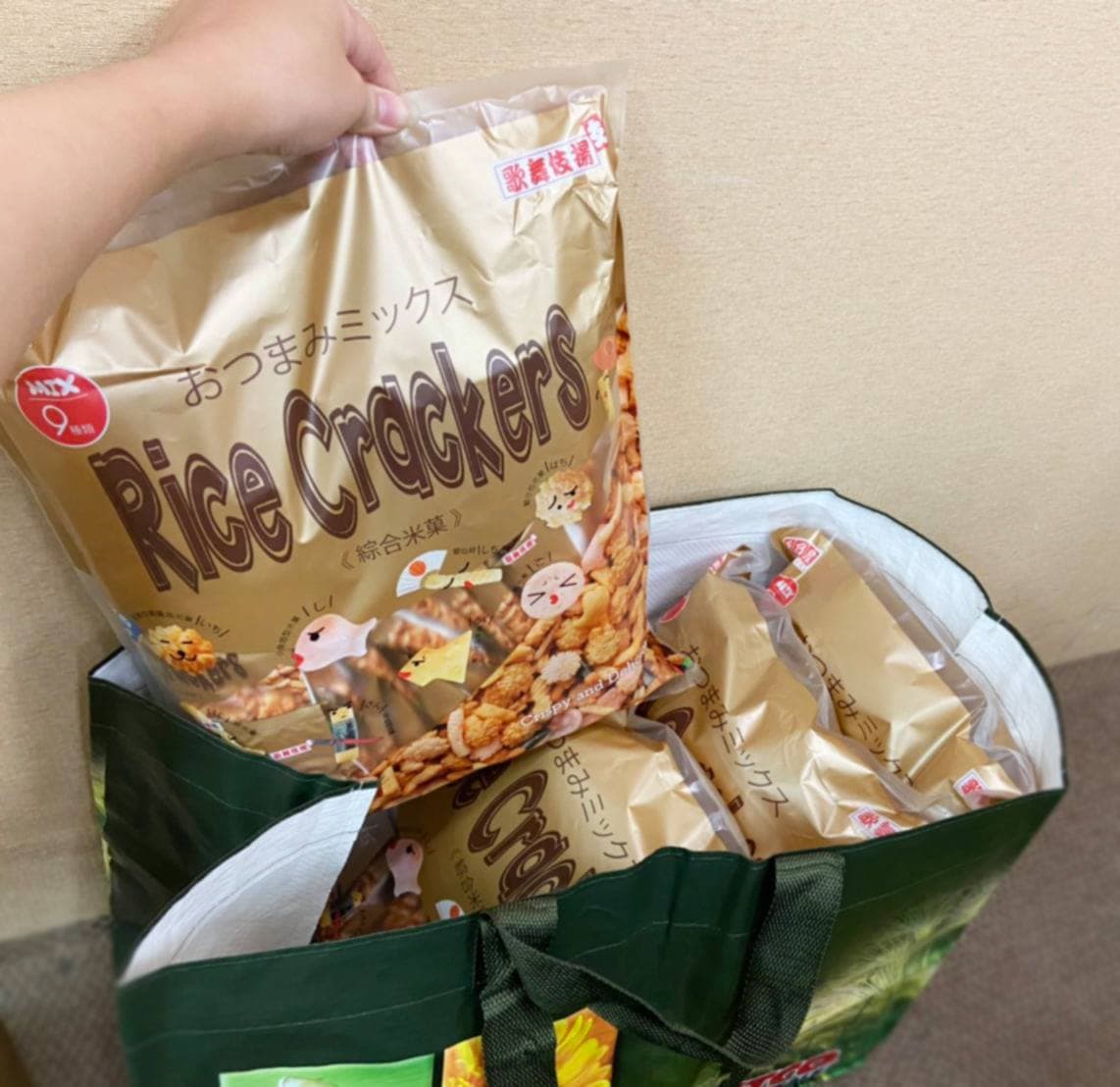 一名網友發文爆料朋友還在就讀國小的兒子要求媽媽幫他到好市多買米果，好讓他帶去學校分送給女同學。（翻攝自Costco好市多 商品經驗老實說」臉書社團）