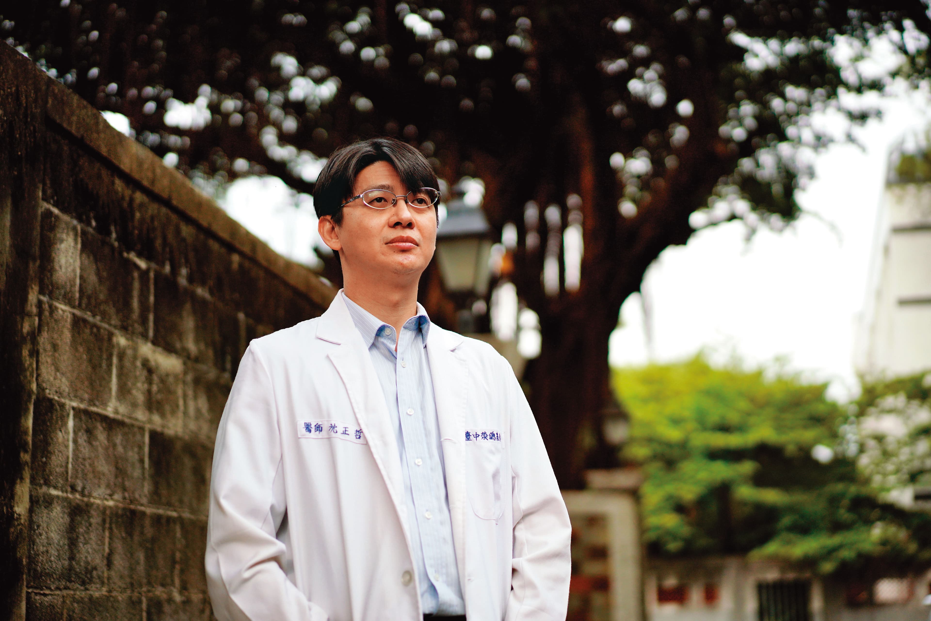 沈正哲長年居於醫院提供的宿舍，距病房診間不過500公尺，他的生活幾乎被工作塞滿，不能理解為何因一次鑑定，承受無良醫師罵名。