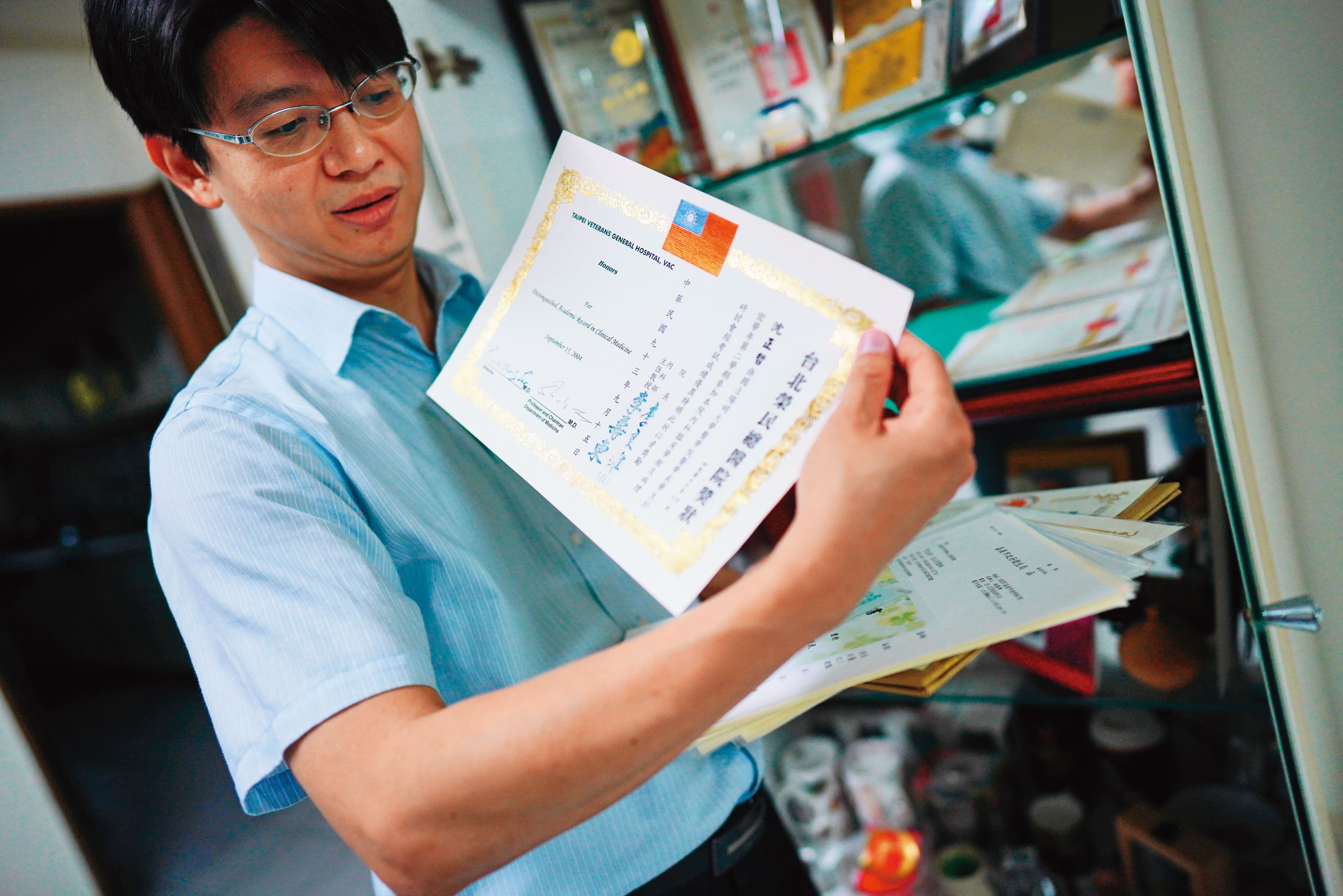 沈正哲平日忙於工作，沒有太多興趣，家中電視櫃最上層，存放他從大學至今領到的各種獎狀、獎盃，像是生活和感情空白兌換的獎品。