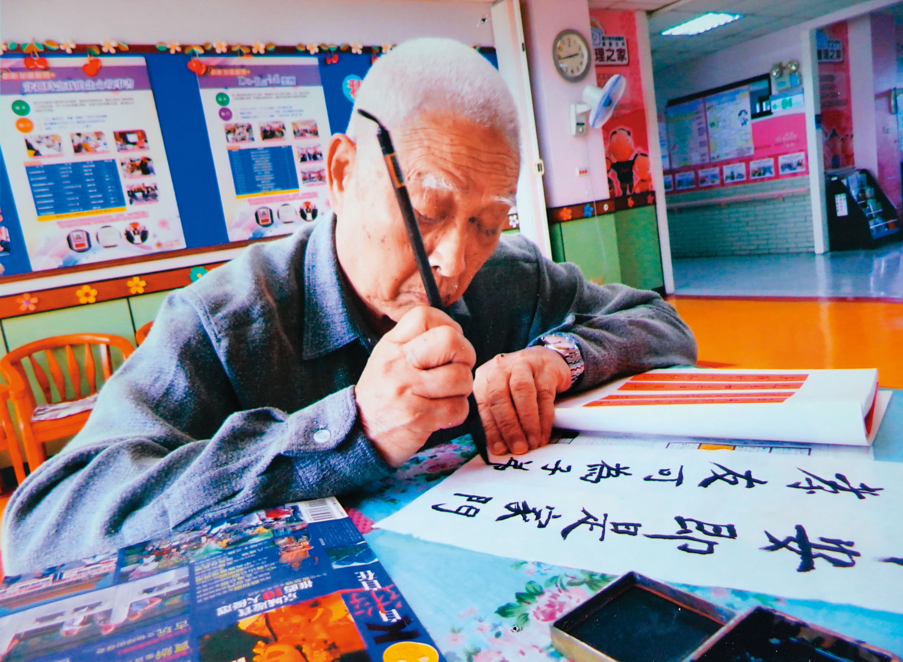 沈正哲（中）表面上高傲，面對病人卻十分柔軟，過去他曾長年陪伴患失智症的王伯伯，2人經常出門散步吃飯，同事常誤以為他們是祖孫。（沈正哲提供）