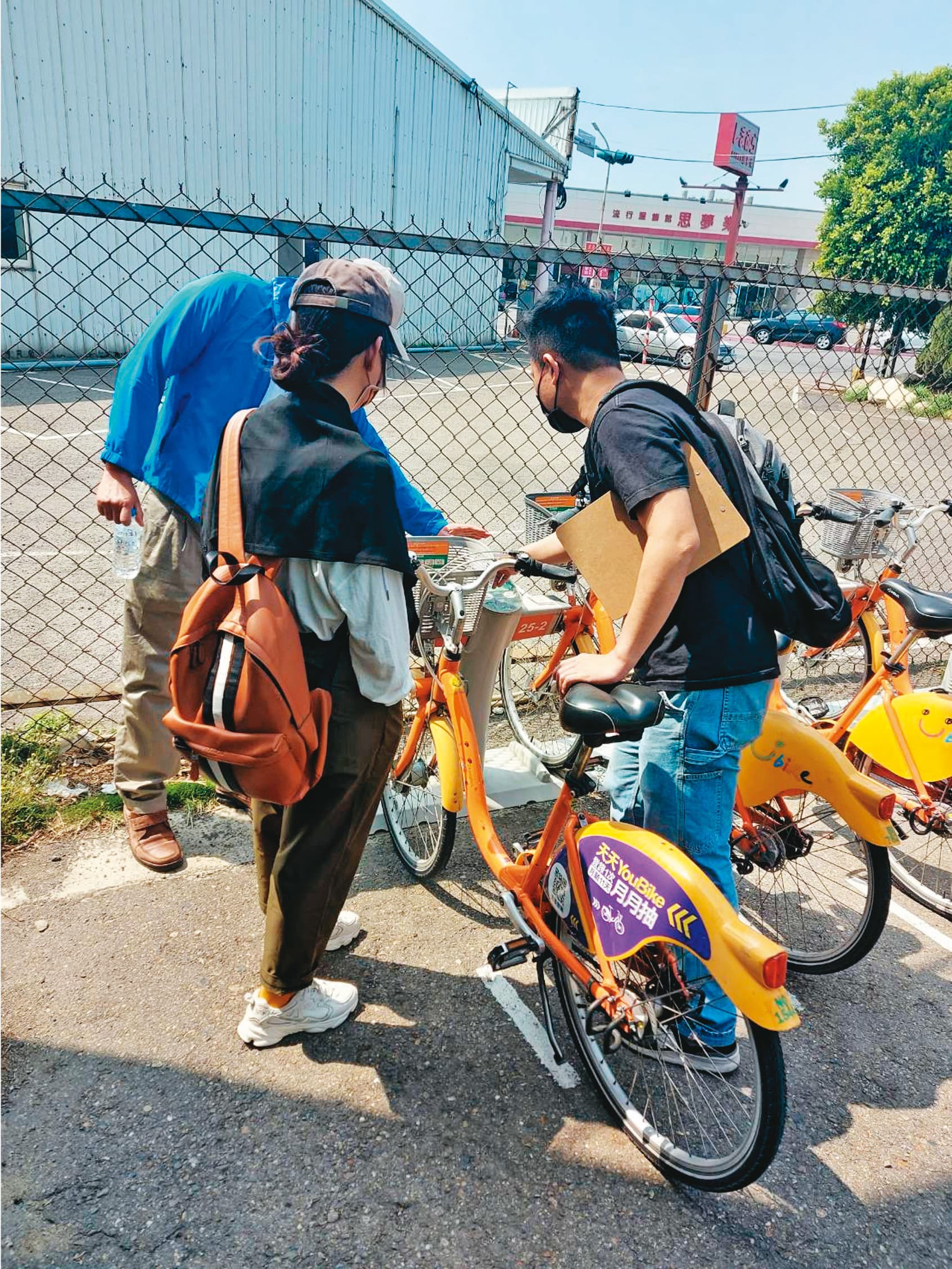YouBike彰化鹿港基督教醫院站4月6日完成設備點交，但微笑單車遭爆隔日就私自拆走25根車柱內的關鍵晶片SAM卡。圖為點交當天畫面。（讀者提供）