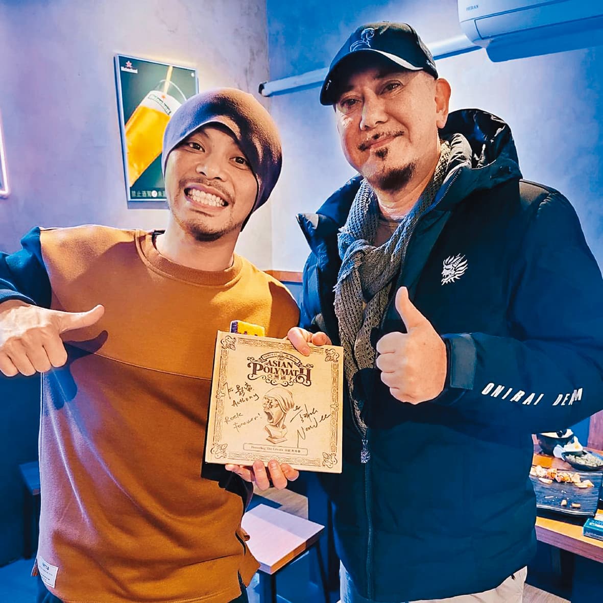 黃秋生（右）與黃明志（左）2人同病相憐，也曾合作過音樂，今年過年乾脆一起度過。（翻攝自黃明志IG）