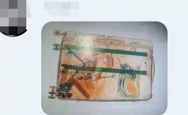 安檢員在網路貼出多張X光機的照片，洩露乘客的隱私。（翻攝自微博）